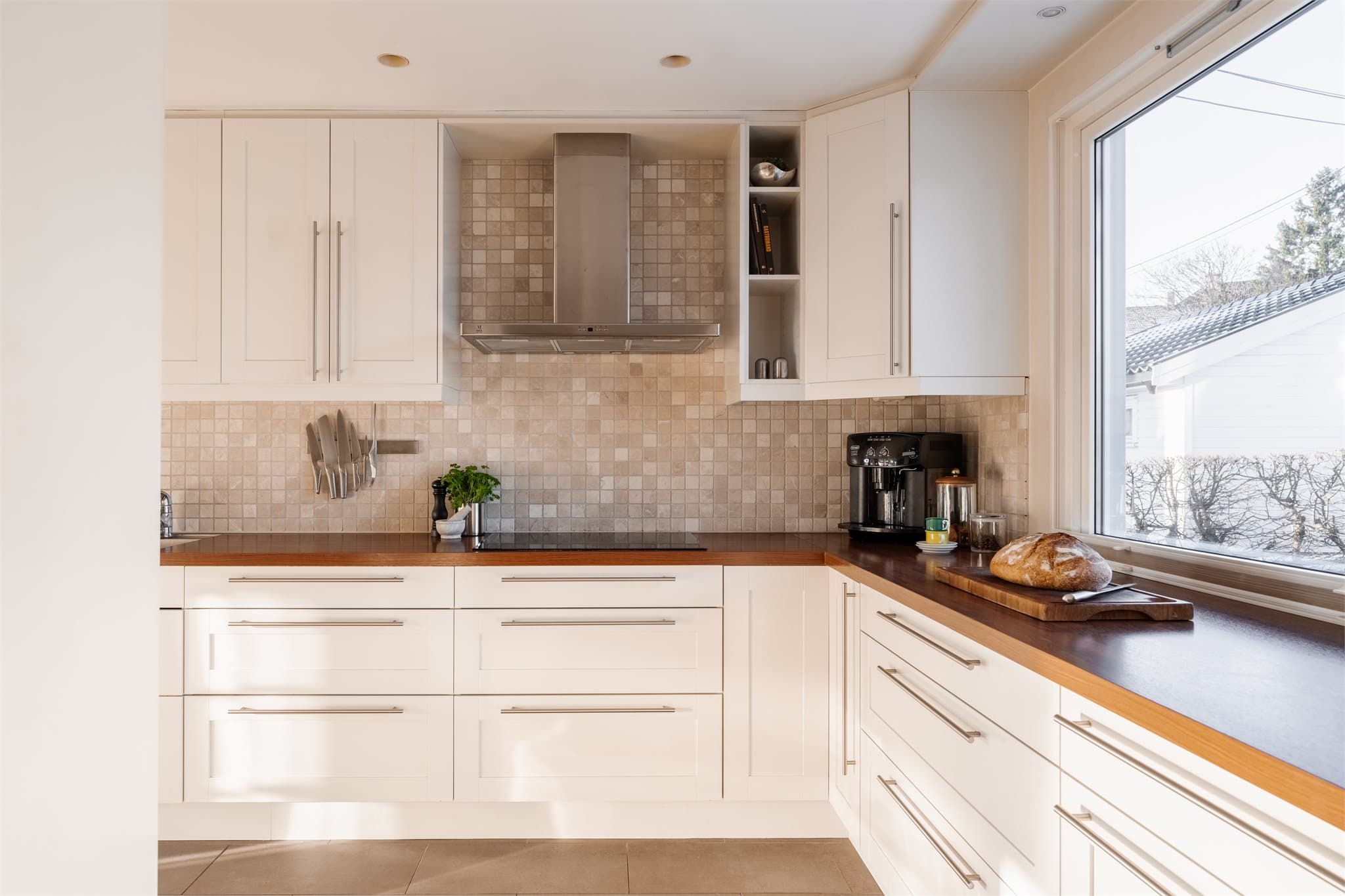 Kjøkkenet er utstyrt med platetopp, stekeovn og mikrobølgeovn.