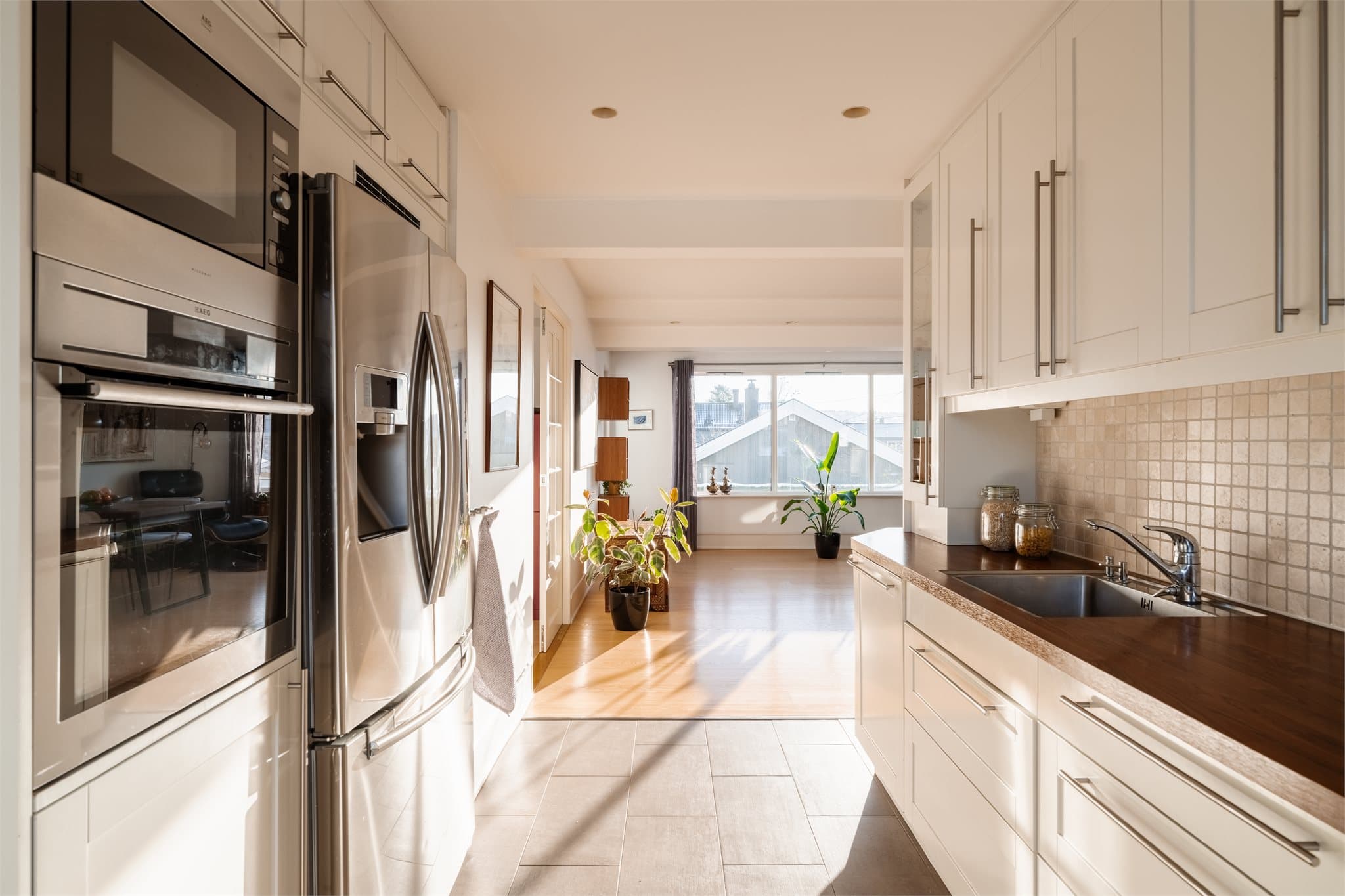 Den åpne løsningen gir en fin flyt fra kjøkkenet og videre inn i spisestuen.