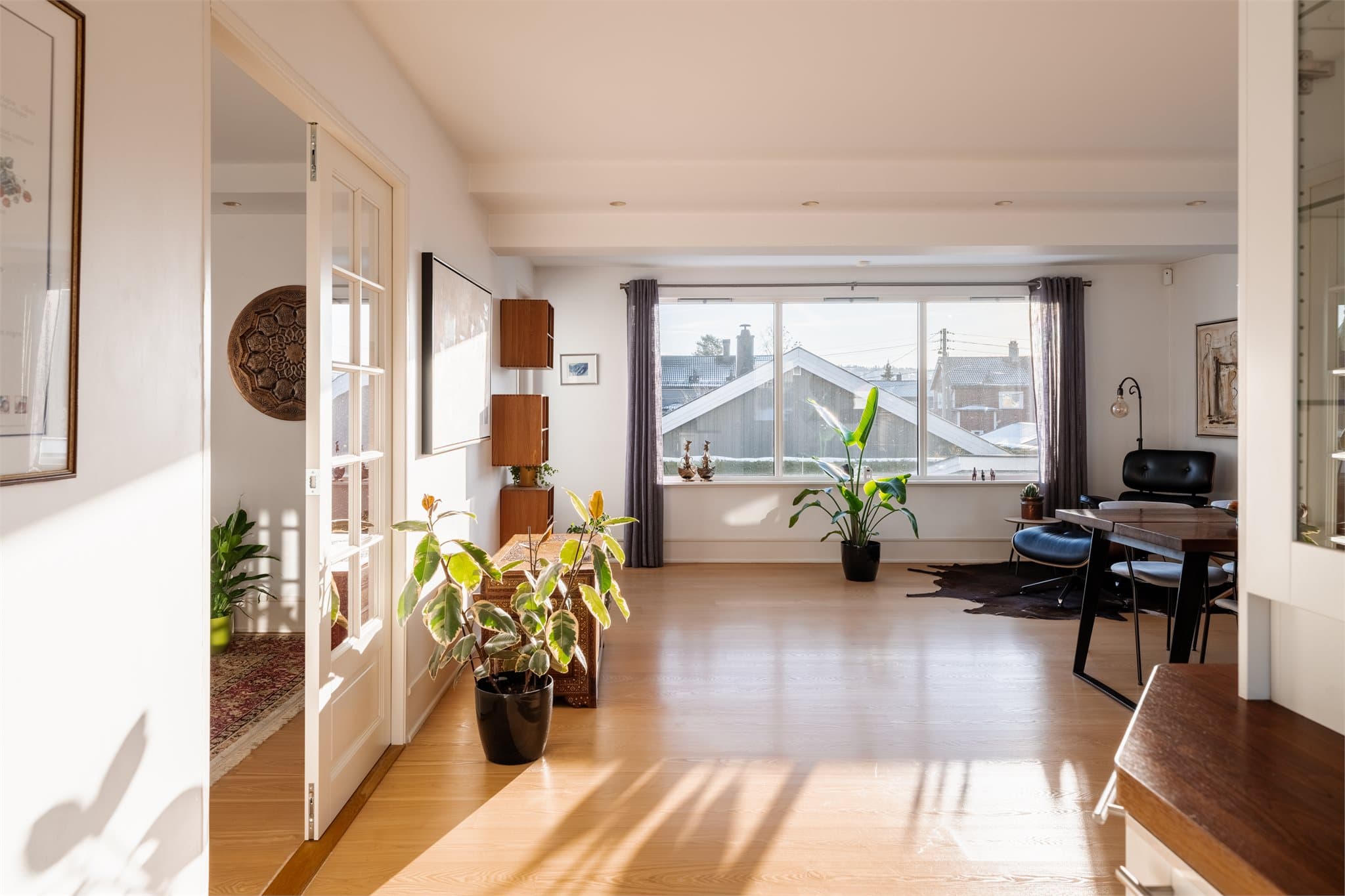 Gjennomgående 1-stavs parkett på gulvet i oppholdsrommene binder sonene sammen.