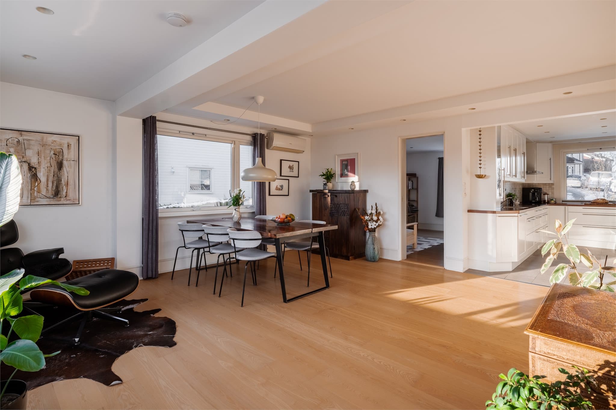 Den åpne planløsningen mellom kjøkken, spisestue og stue gir en luftig og lys atmosfære.