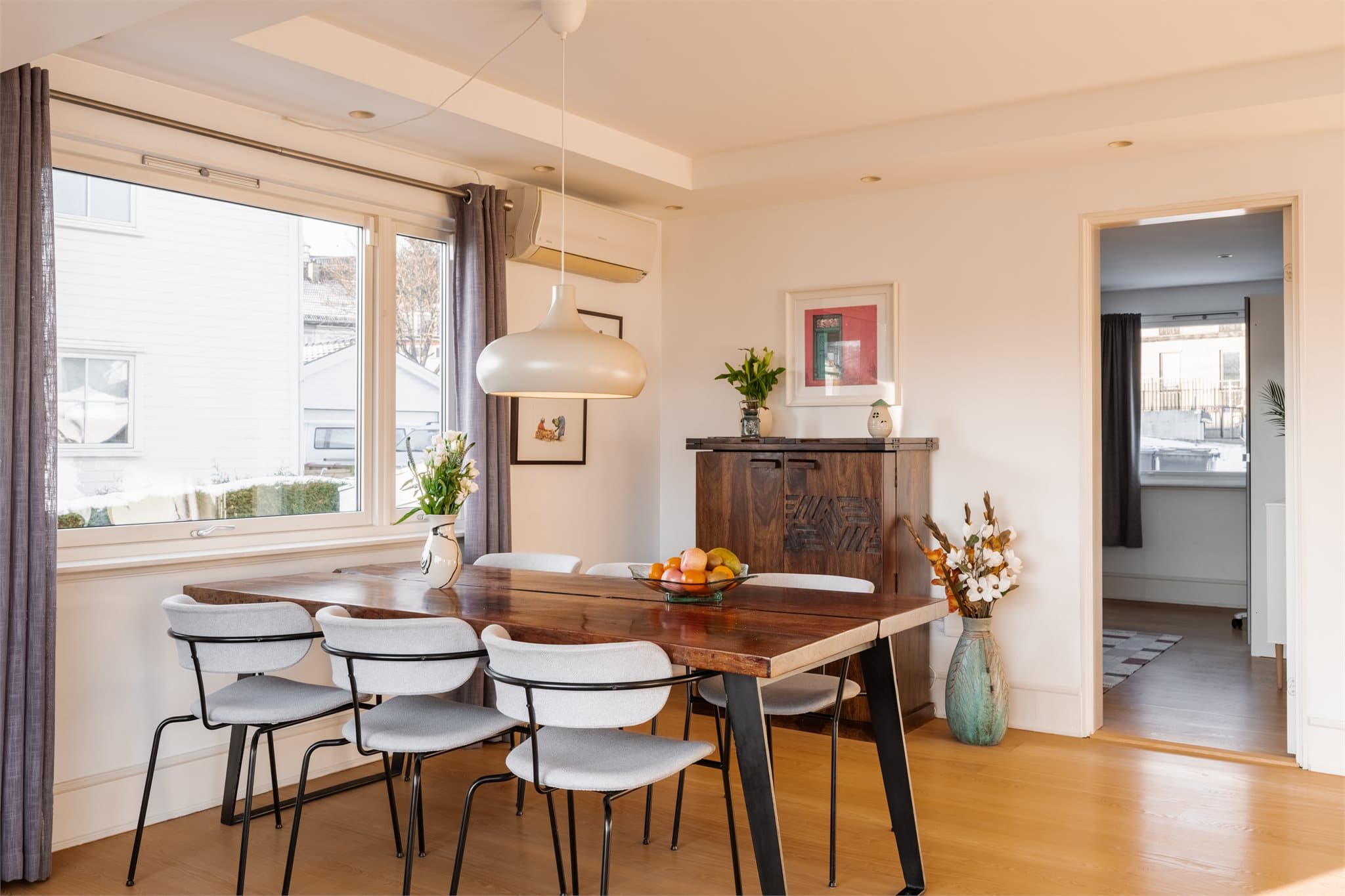 Store vinduer sørger for rikelig med naturlig lys i hele den sosiale sonen.