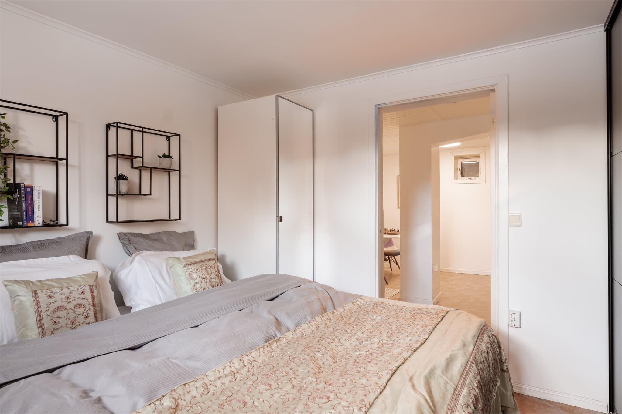 Rommet har god plass til dobbeltseng og oppbevaring.