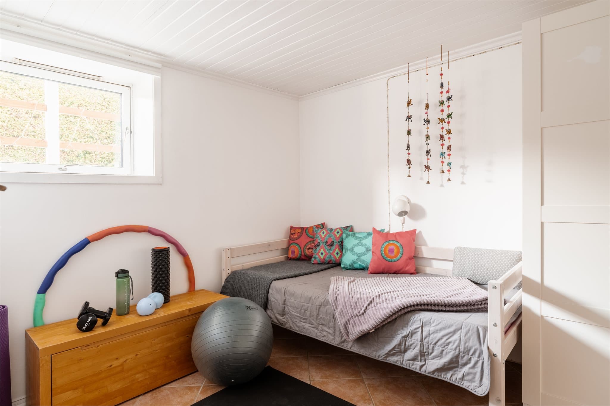 Alle soverommene i underetasjen har en takhøyde på ca. 2,15 meter.