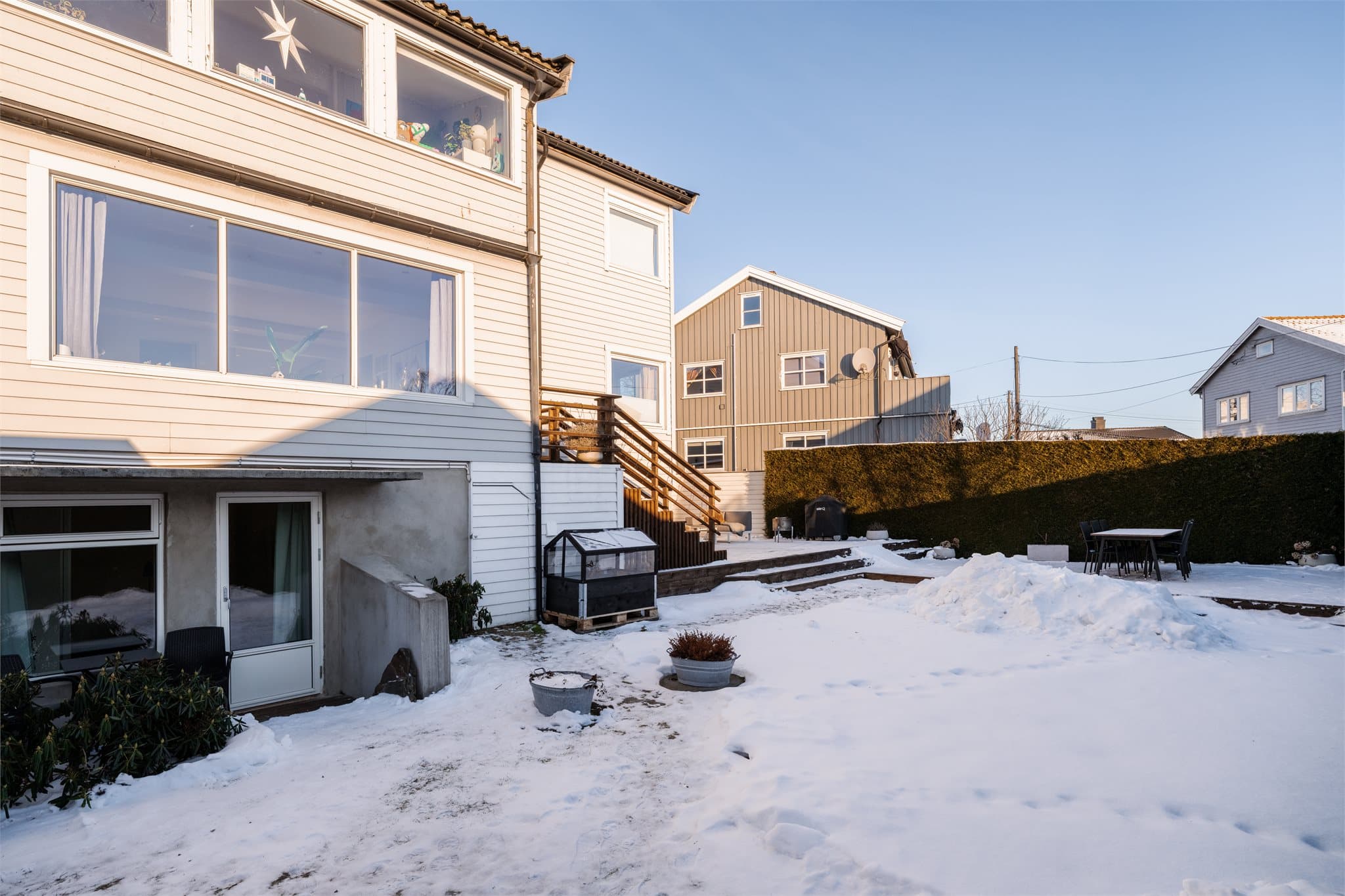 Den store, skjermede hagen gir rikelig med plass for lek og sosiale sammenkomster.