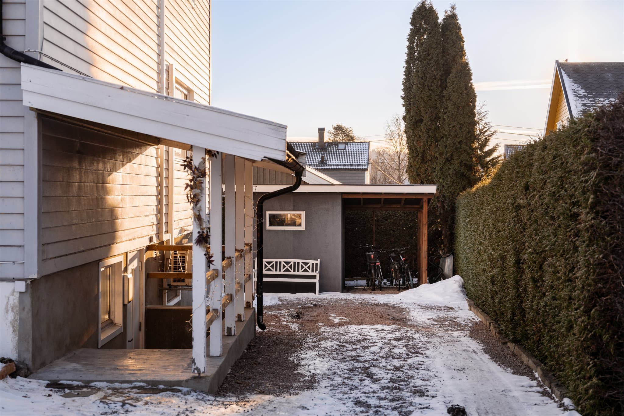 Underetasjen har egen inngang via et overbygd inngangsparti på ca. 6,3 m².