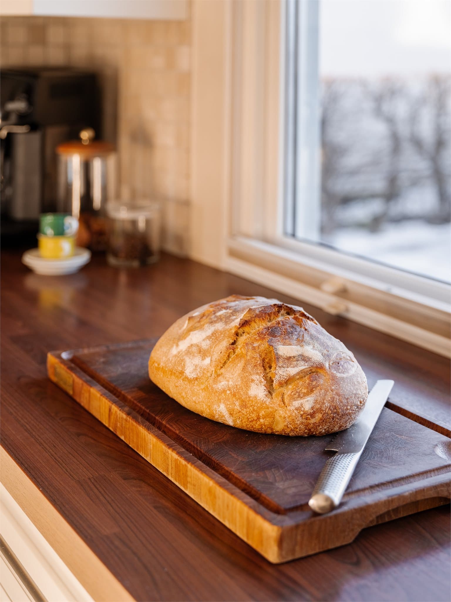 Detaljer som belysning under overskapene bidrar til en funksjonell arbeidsplass.