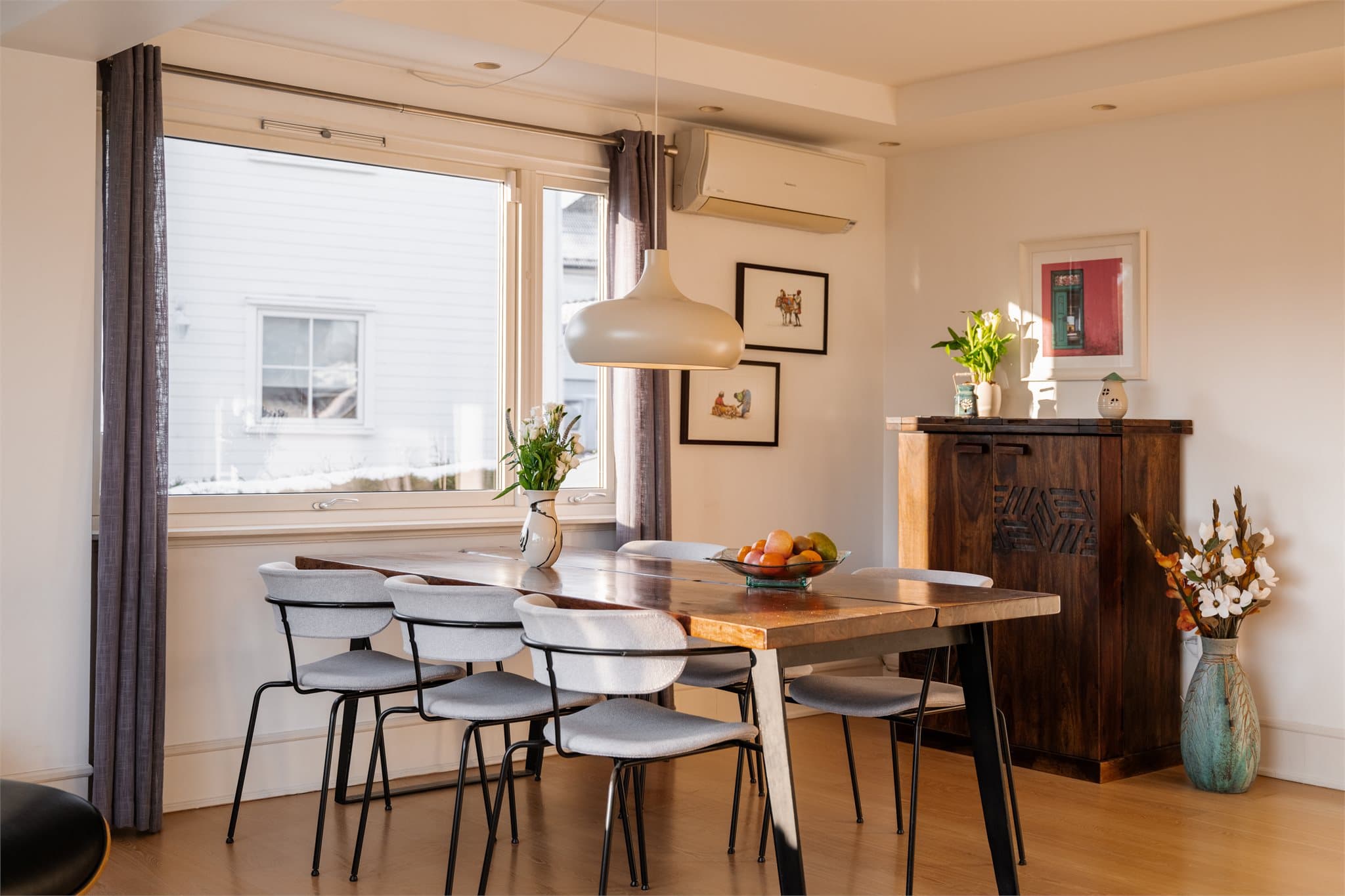 For effektiv oppvarming er det installert en luft-til-luft varmepumpe fra Panasonic i stuen.