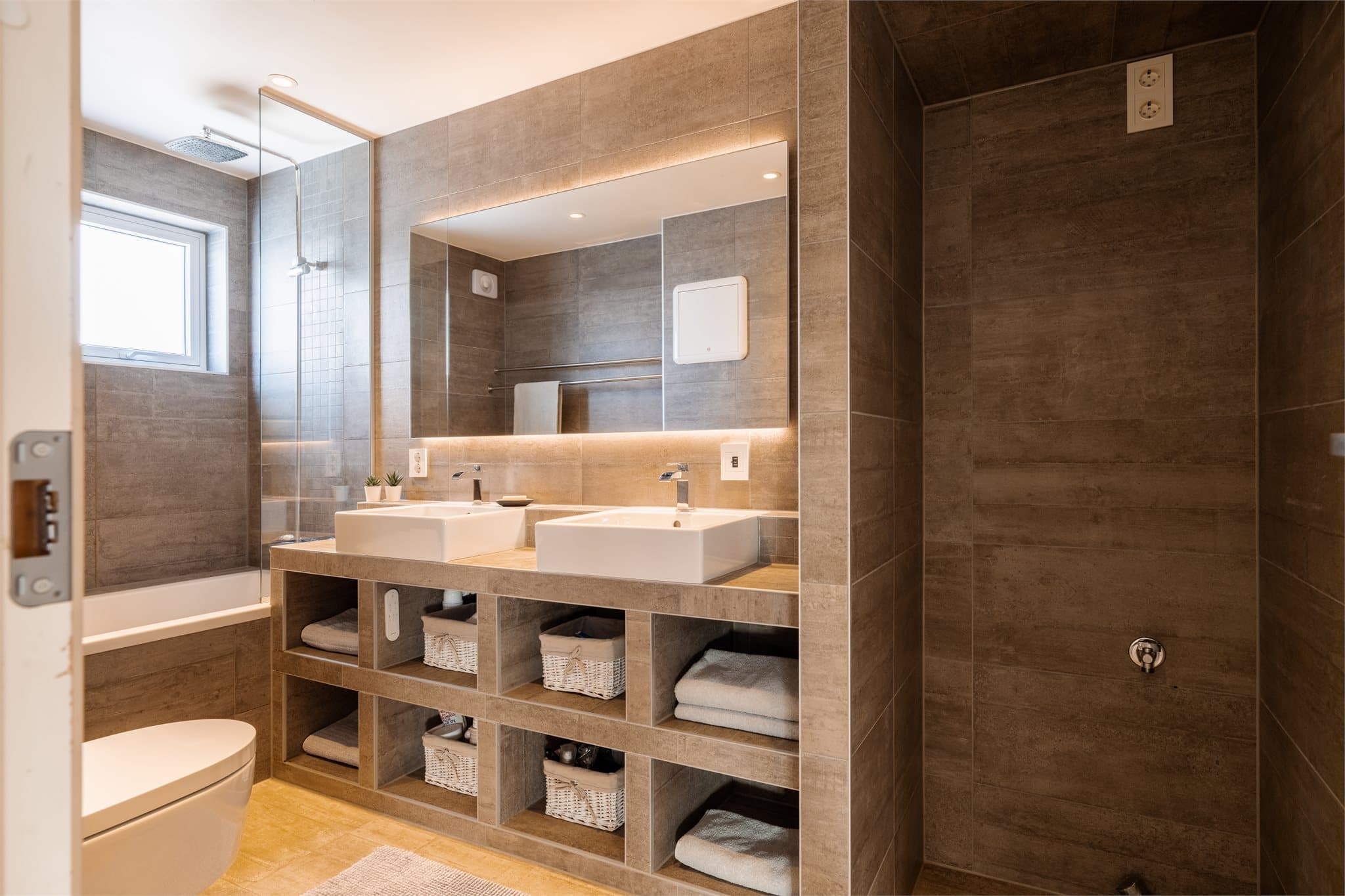 Lekkert bad i første etasje, modernisert i 2016, med badekar og doble servanter.