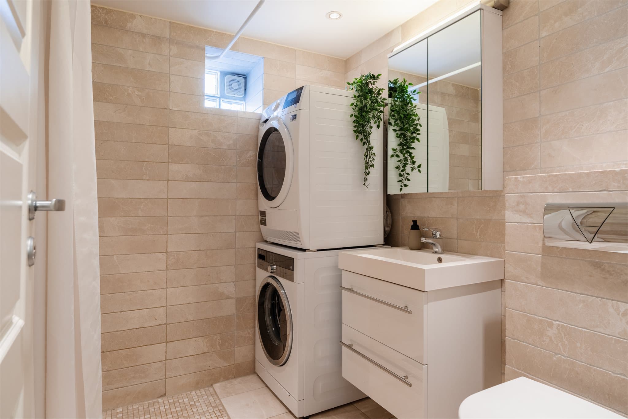 Badet i underetasjen er fra 2011, helfliset med gulvvarme og har opplegg for vaskemaskin.