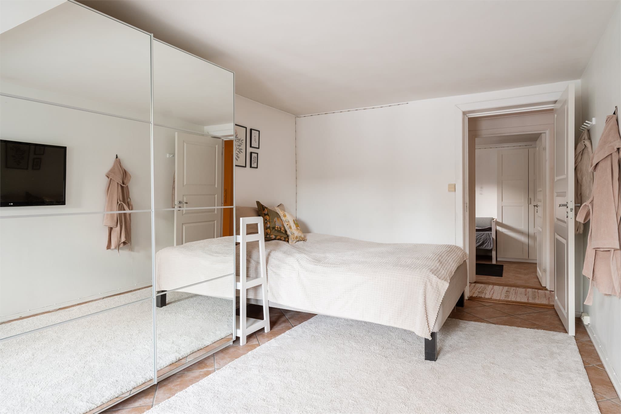 Speilgarderobe gir god oppbevaringsplass og en økt romfølelse.