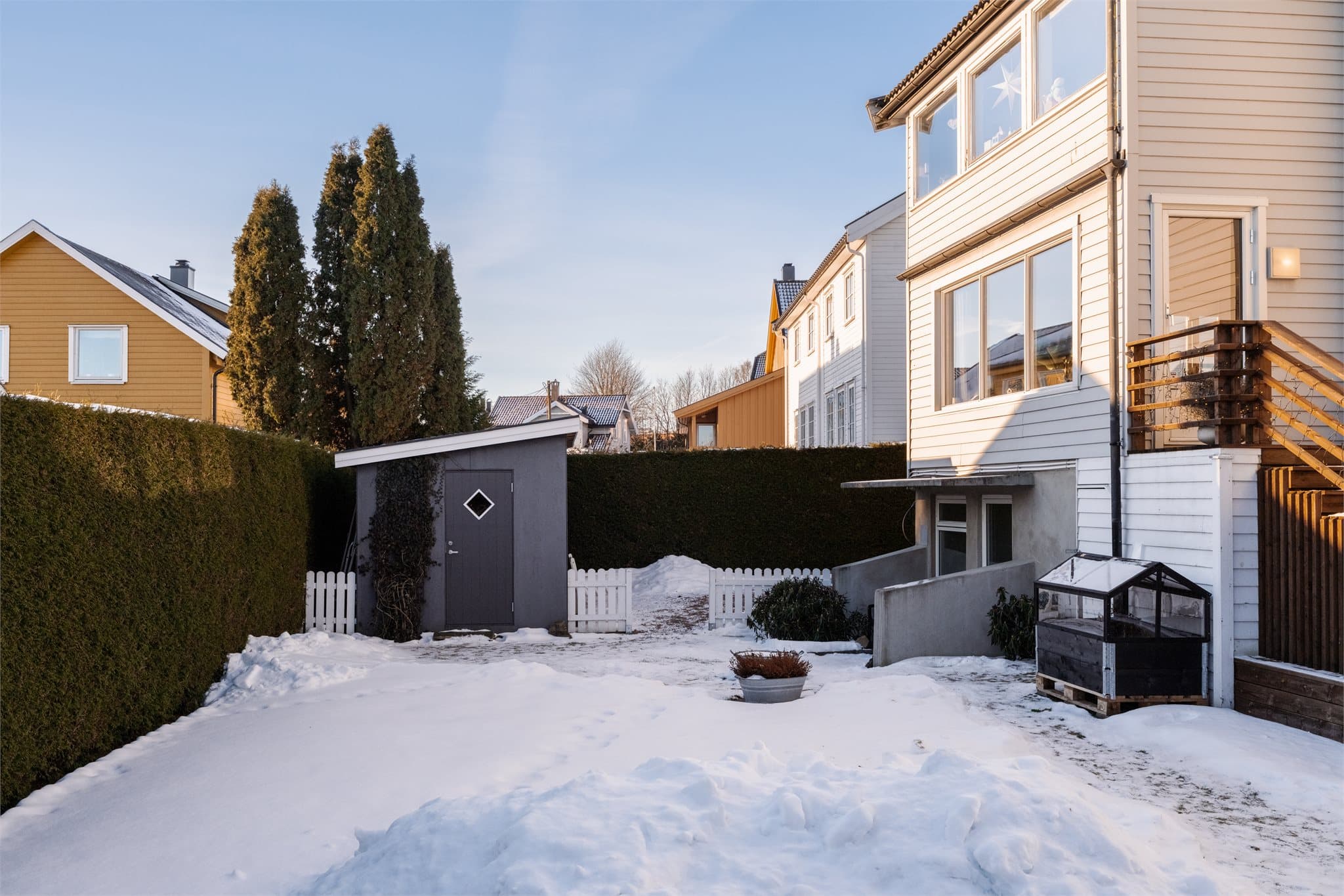 Boligen ligger i et familievennlig område med flere grønne lunger og aktivitetsmuligheter. For skolebarna er det en trygg og kort vei til Bryn skole, som ligger ni minutter unna til fots.