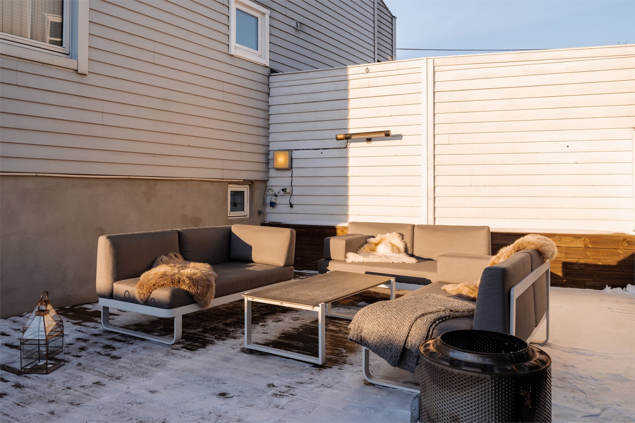 Her er det god plass til både sittegruppe og spisebord utendørs.