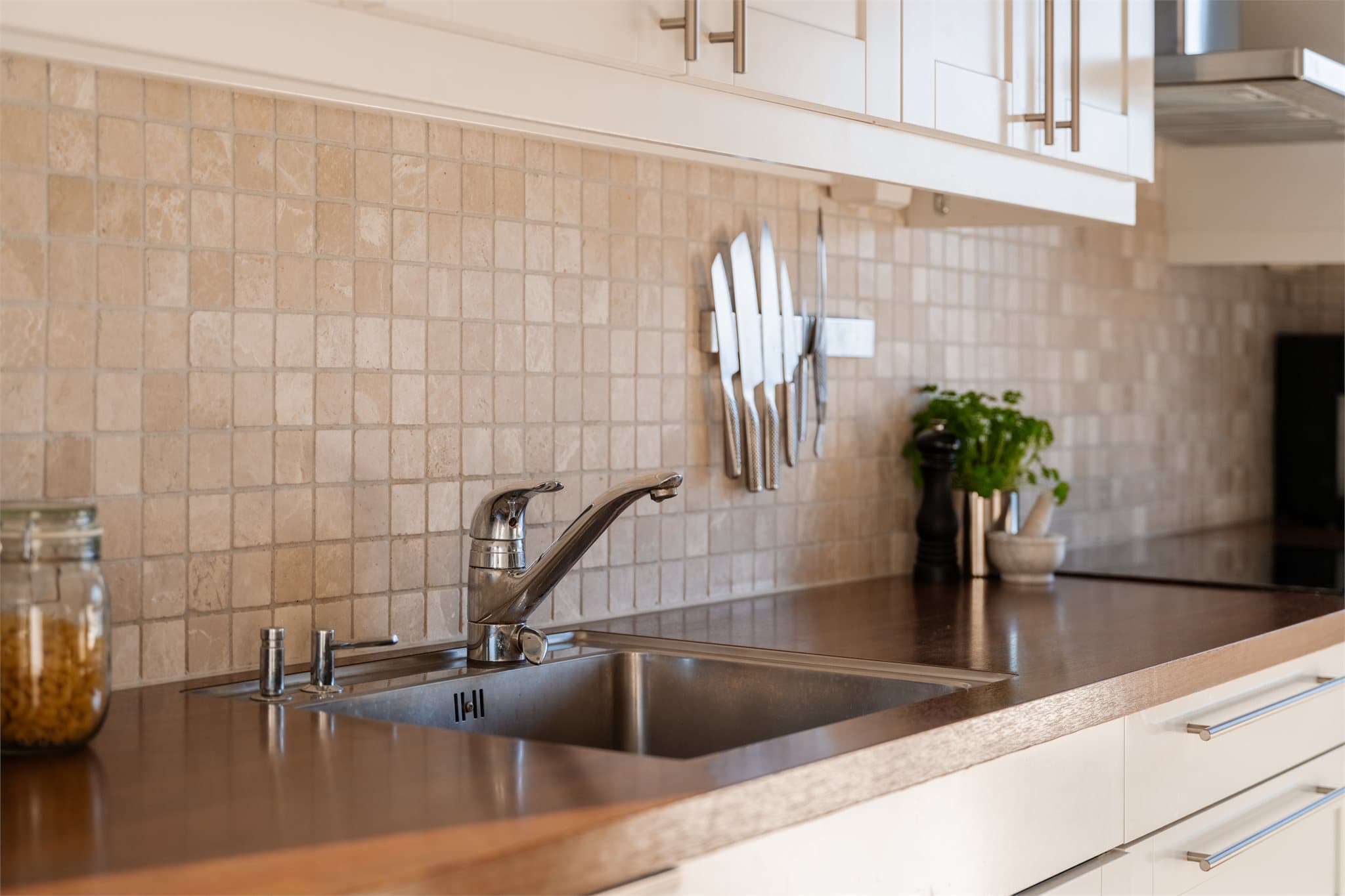 Det er installert Aquastop for lekkasjesikring på kjøkkenet.