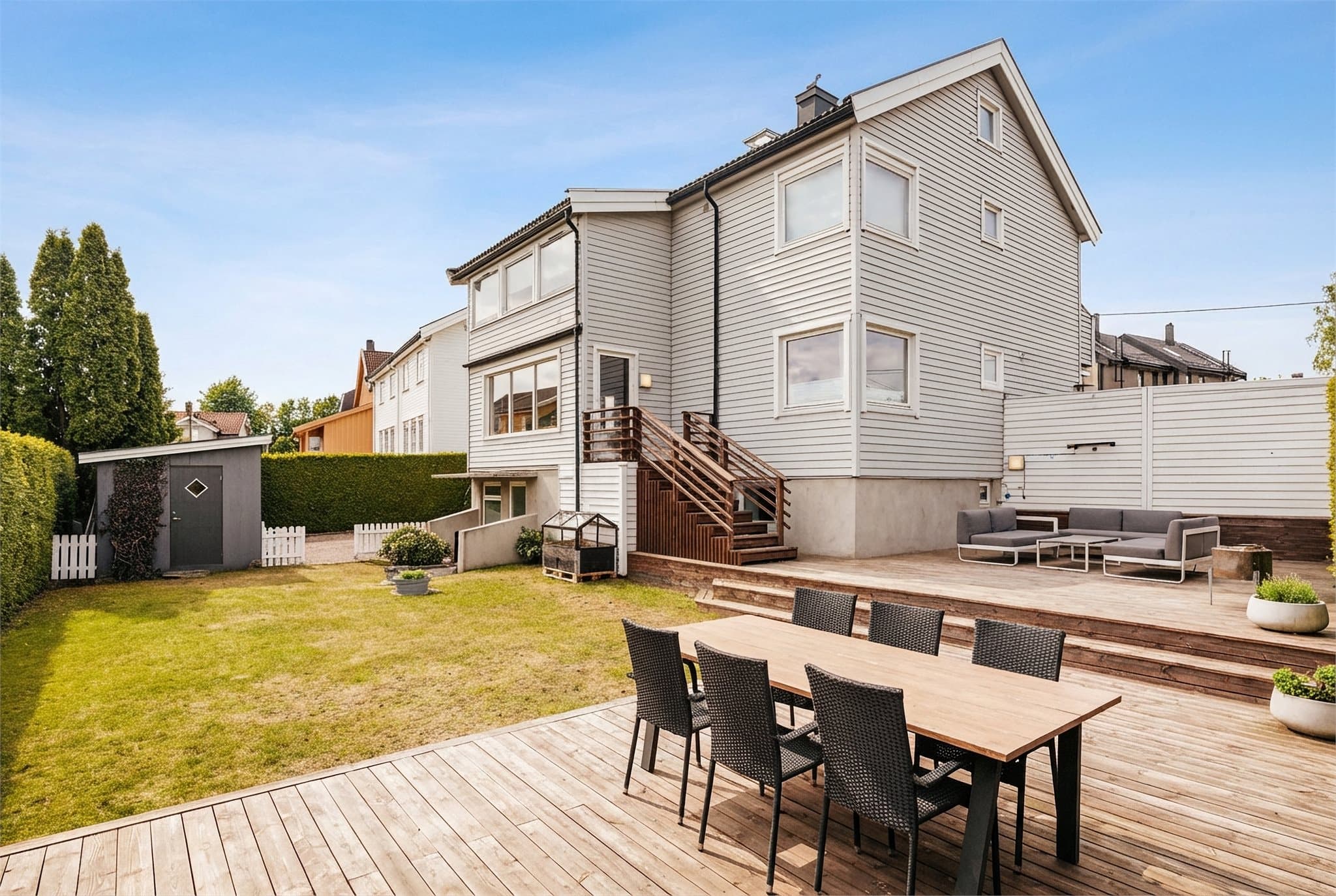 Anya Martinsen og Ruben André Knutsen v. Emera Eiendomsmegling ønsker velkommen til Solkroken 18.