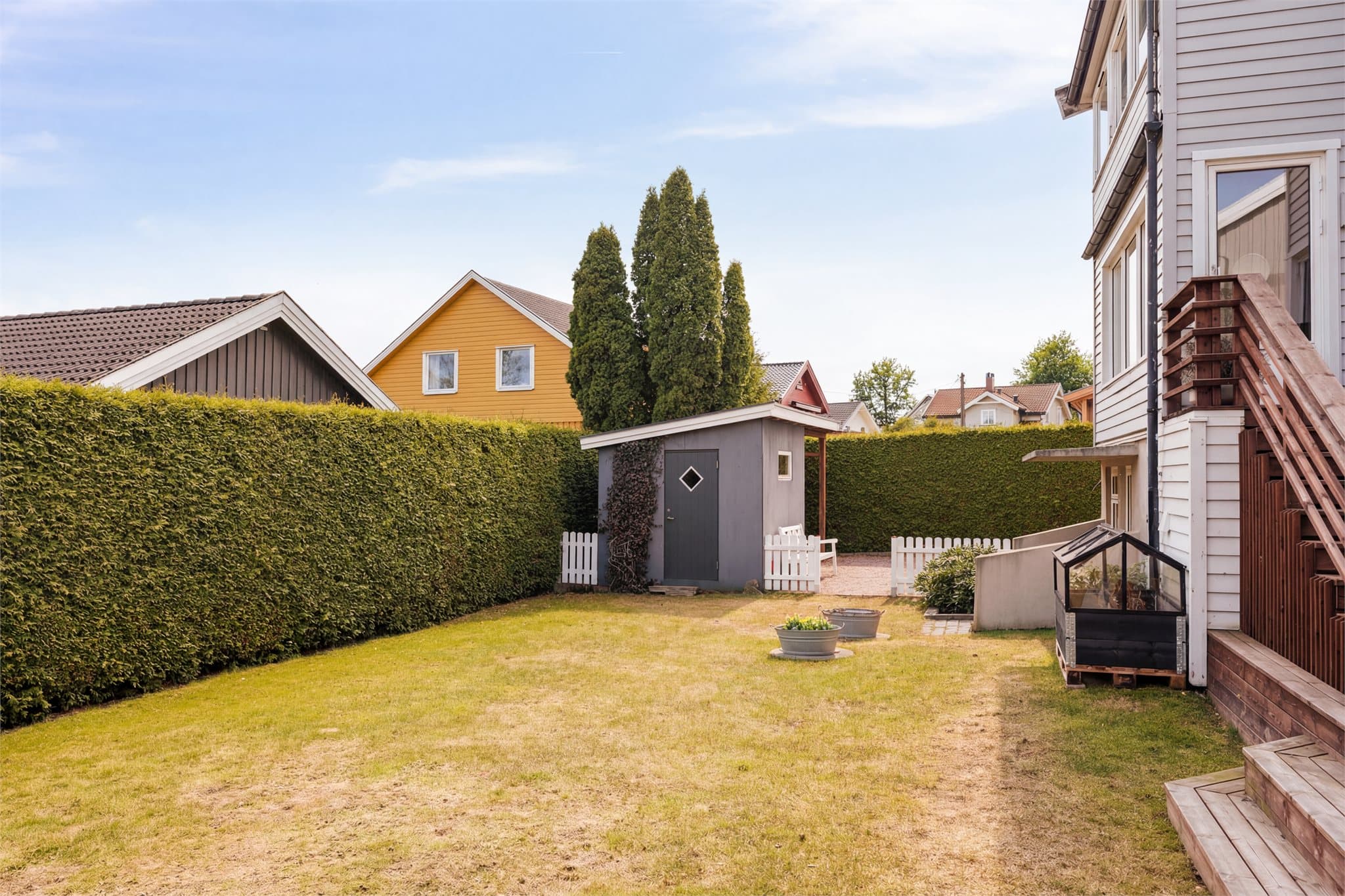 Den store, skjermede hagen gir rikelig med plass for lek og sosiale sammenkomster.