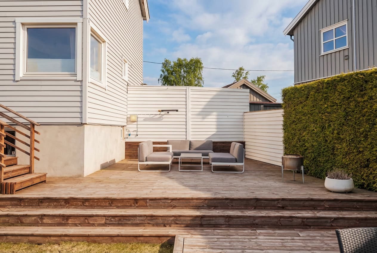 Her er det god plass til både sittegruppe og spisebord utendørs.