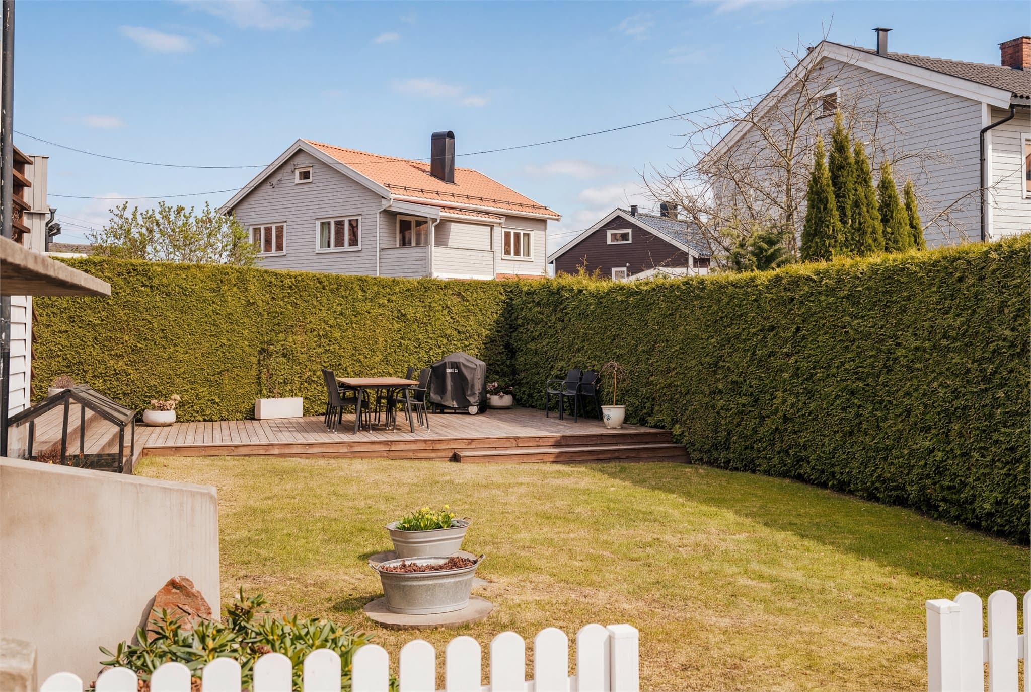 Boligen ligger i et familievennlig område med flere grønne lunger og aktivitetsmuligheter. For skolebarna er det en trygg og kort vei til Bryn skole, som ligger ni minutter unna til fots.