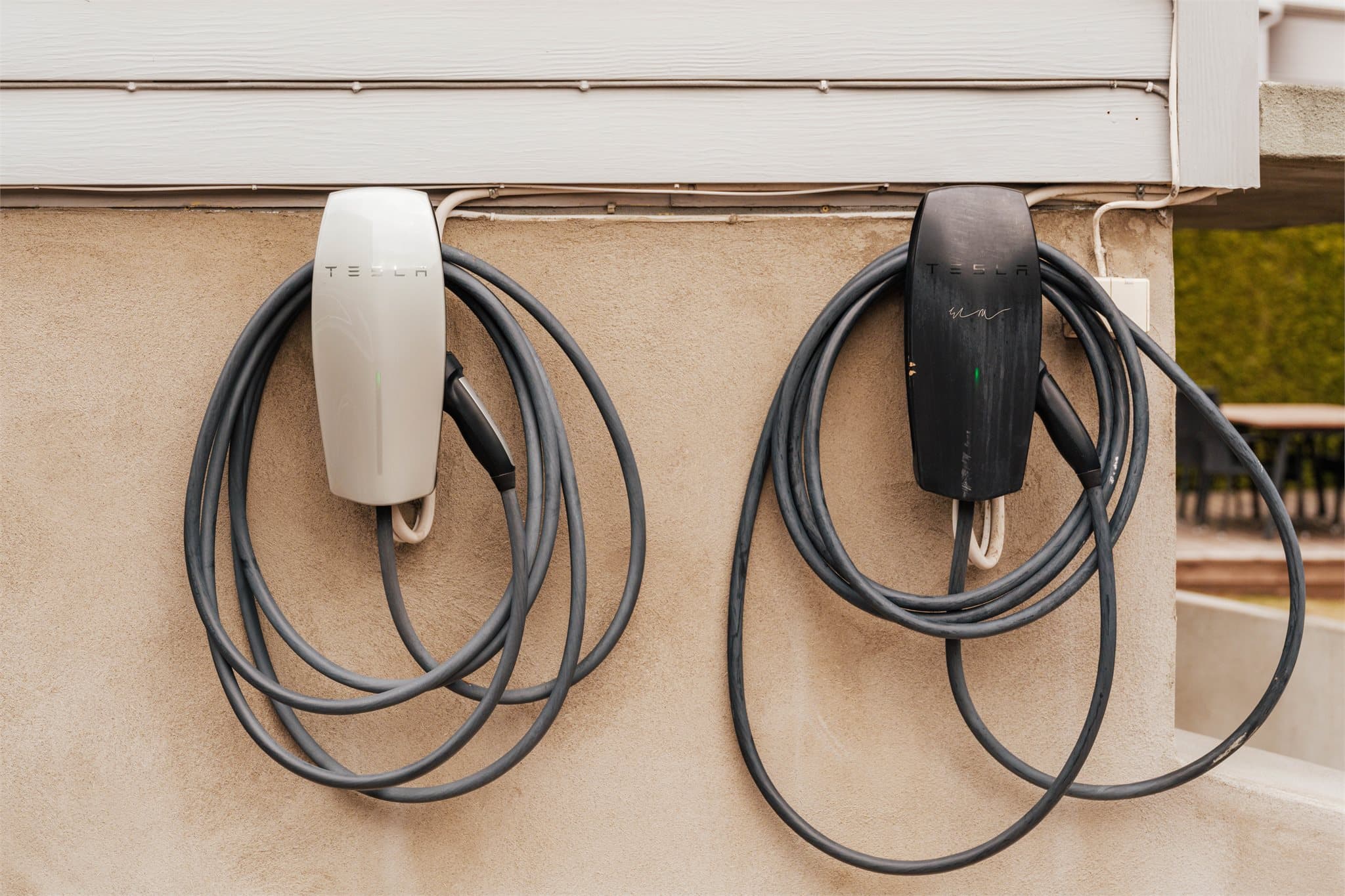 Det følger to elbilladere.