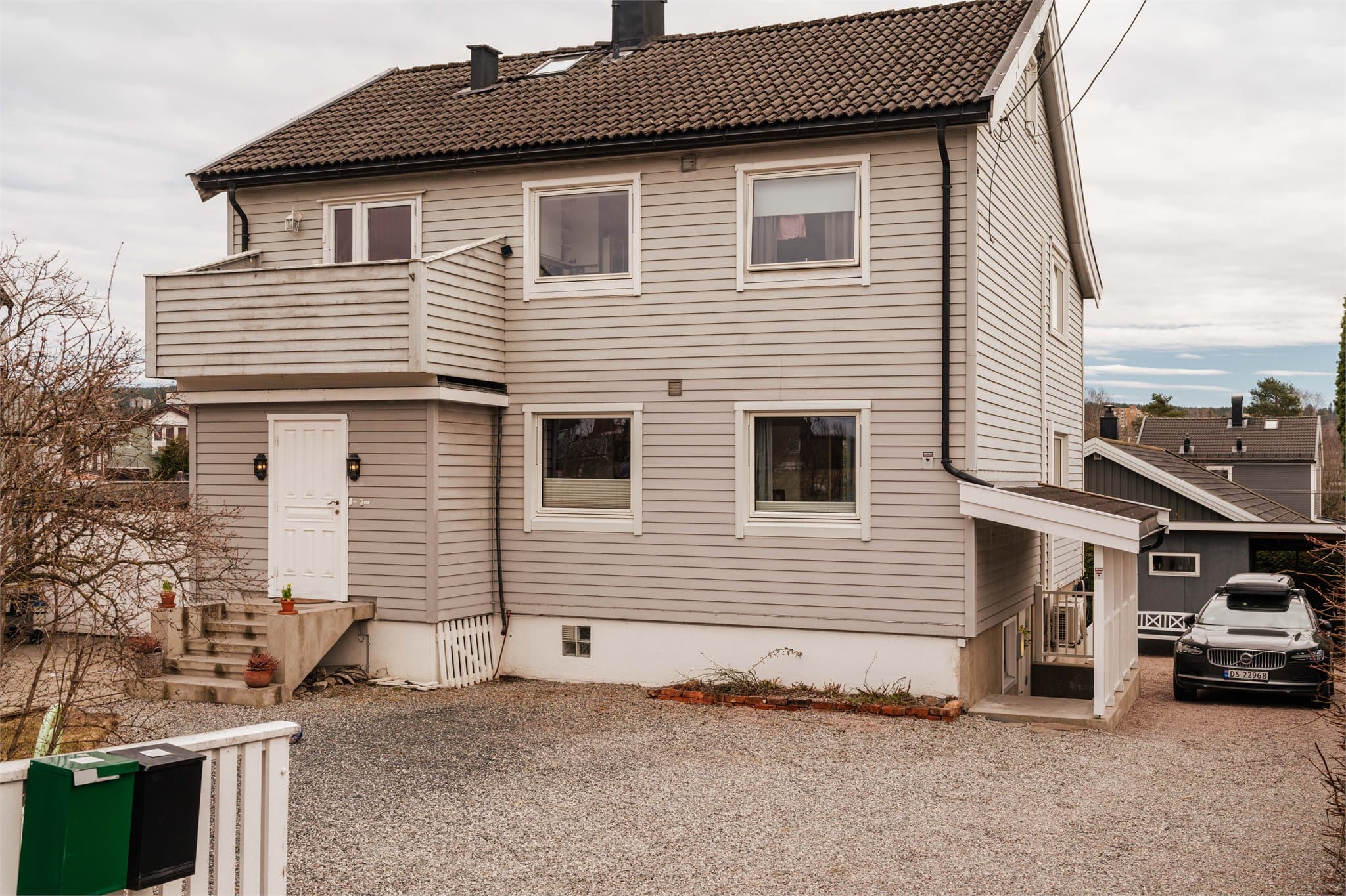 Underetasjen har egen inngang via et overbygd inngangsparti på ca. 6,3 m².