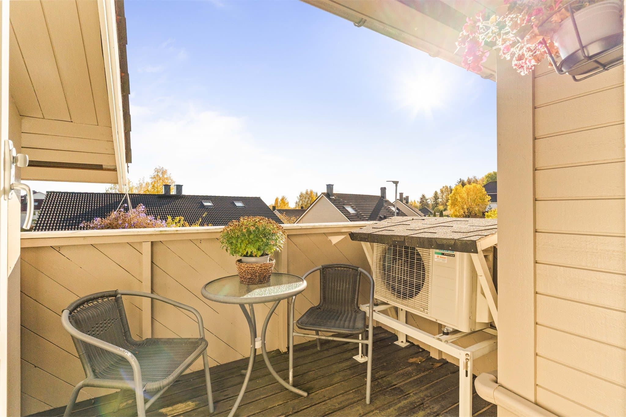 Fra gangen ved kjøkkenet er det utgang til en balkong på 5 m². Her ute er det plass til kafésett, og uteplassen har fint utsyn mot husets framside og den rolige gaten.
