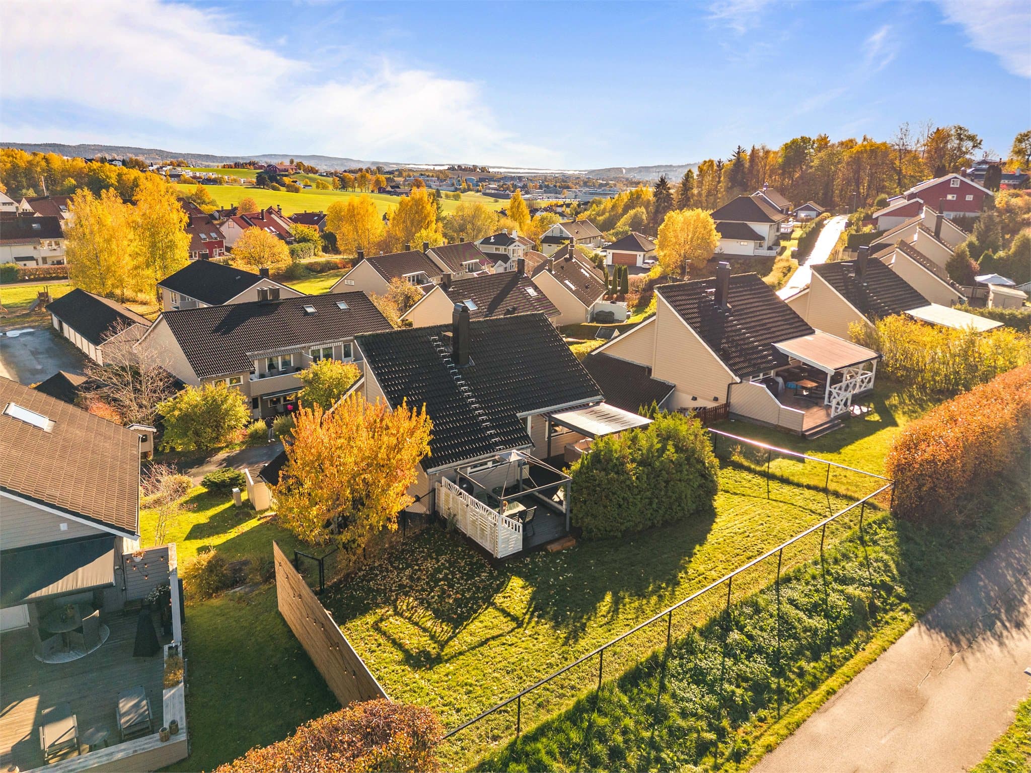 Fra terrassen er det videre utgang til hagen - her er det rikelig med boltreplass for store og små! Det gjøres oppmerksom på at borettslagets tomt er fellesareal.