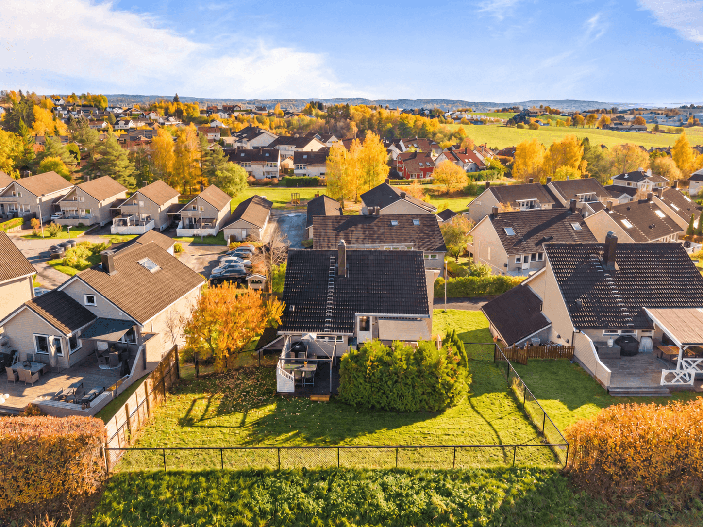 Dette er en innholdsrik og familievennlig enebolig med attraktiv beliggenhet på Skedsmokorset!