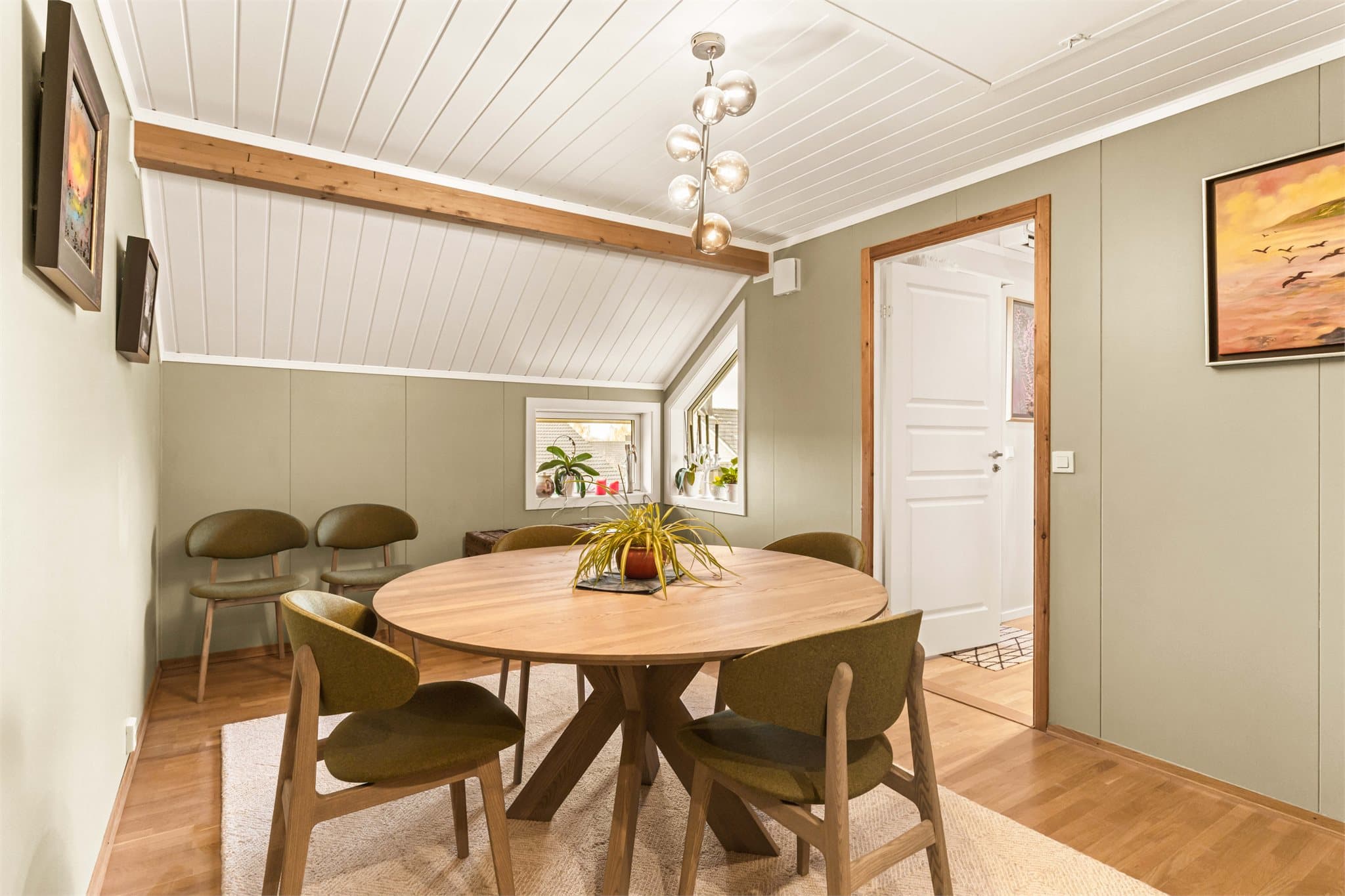 Over gangen ligger spisestuen. Rommet har plass til stort spisebord - her kan familien samles!