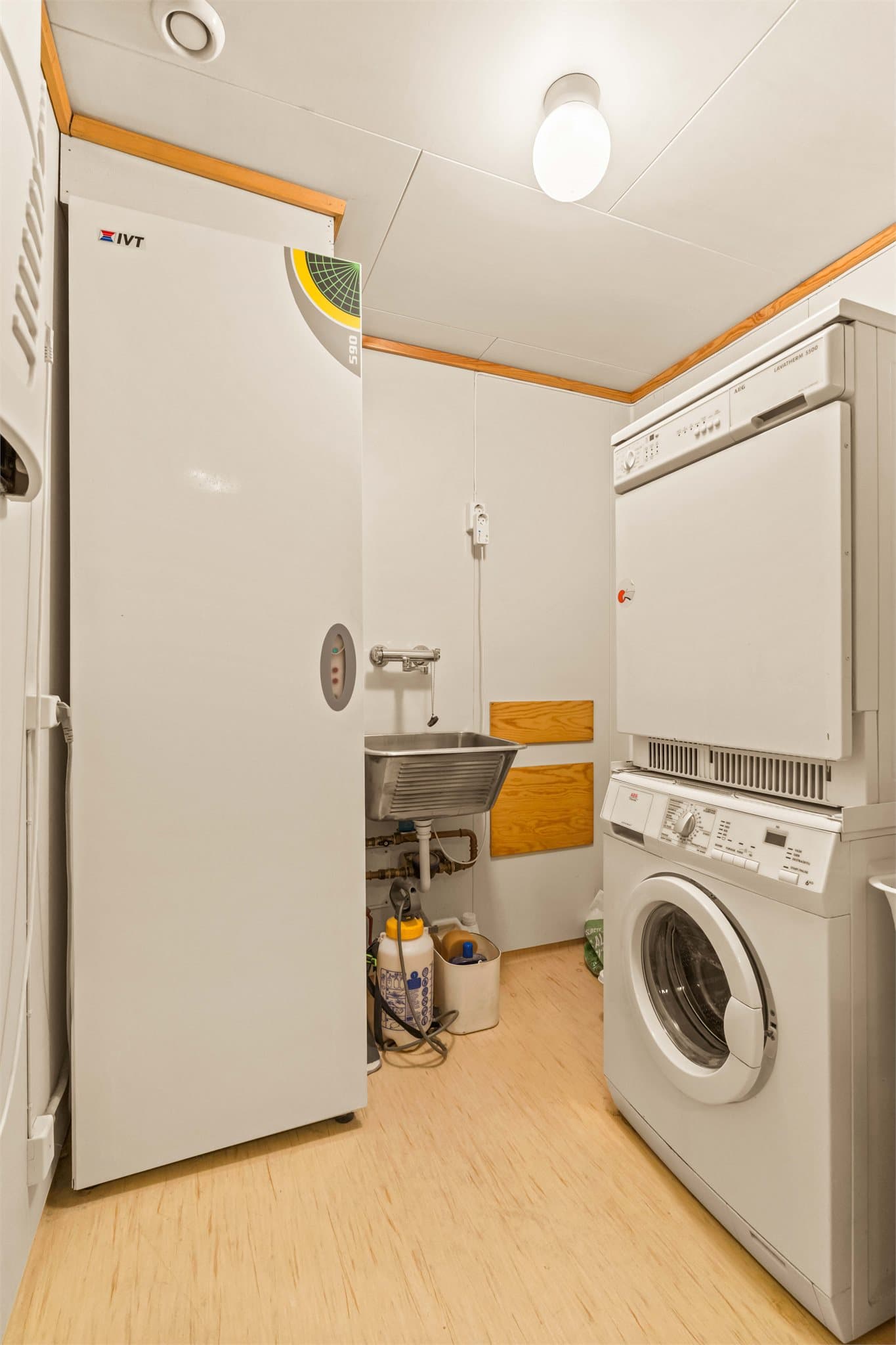 Vaskerommet har vinylbelegg på gulvet, samt tapetserte plater på veggene. Det er videre satt inn utslagsvask i rustfritt stål og opplegg for vaskemaskin. Rommet har fått TG3 og TG2, modernisering og oppussing må påregnes.