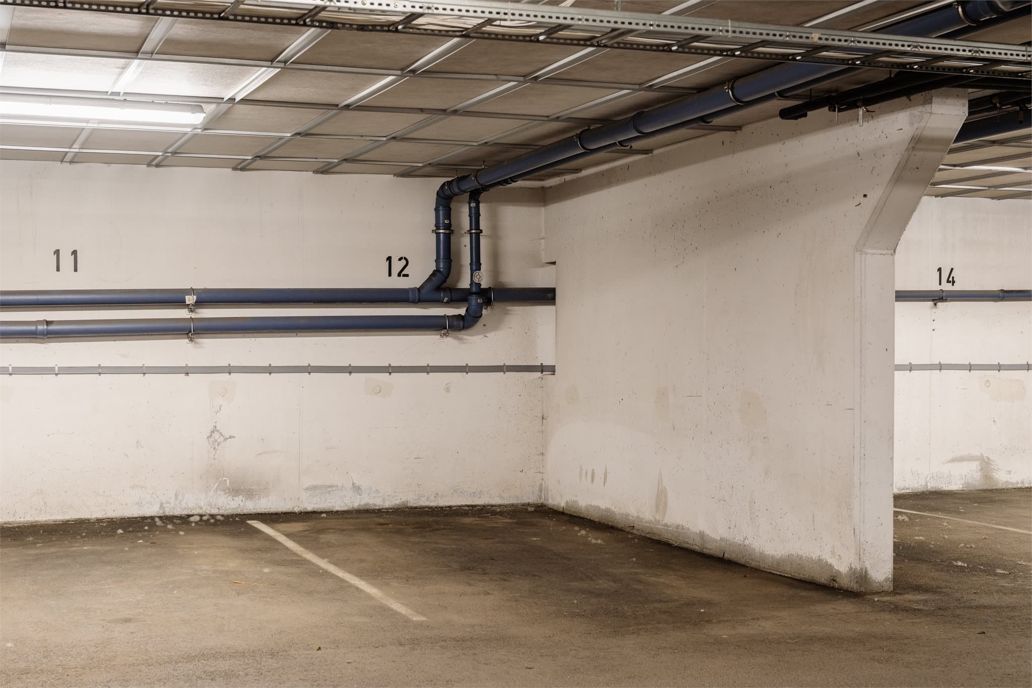 Det medfølger en fast parkeringsplass (nr. 12) i felles garasjekjeller.