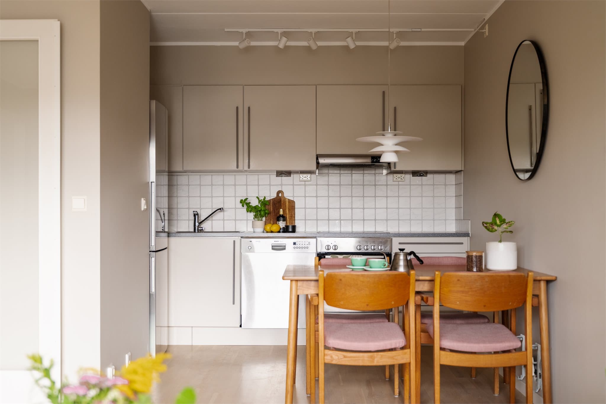 Kjøkkenet er utstyrt med platetopp, stekeovn og oppvaskmaskin.