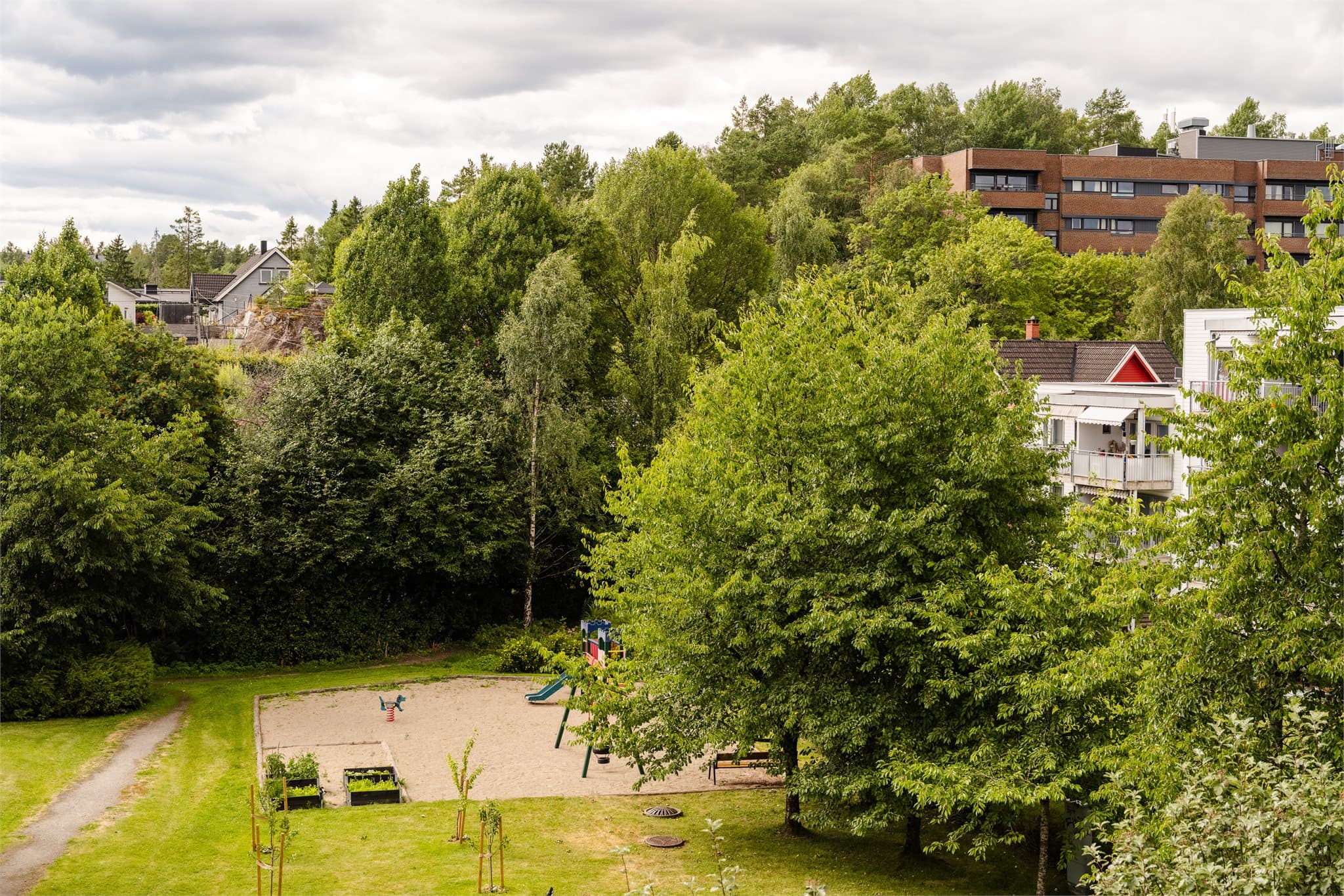 Fra leiligheten er det kort vei til turterreng og skog.