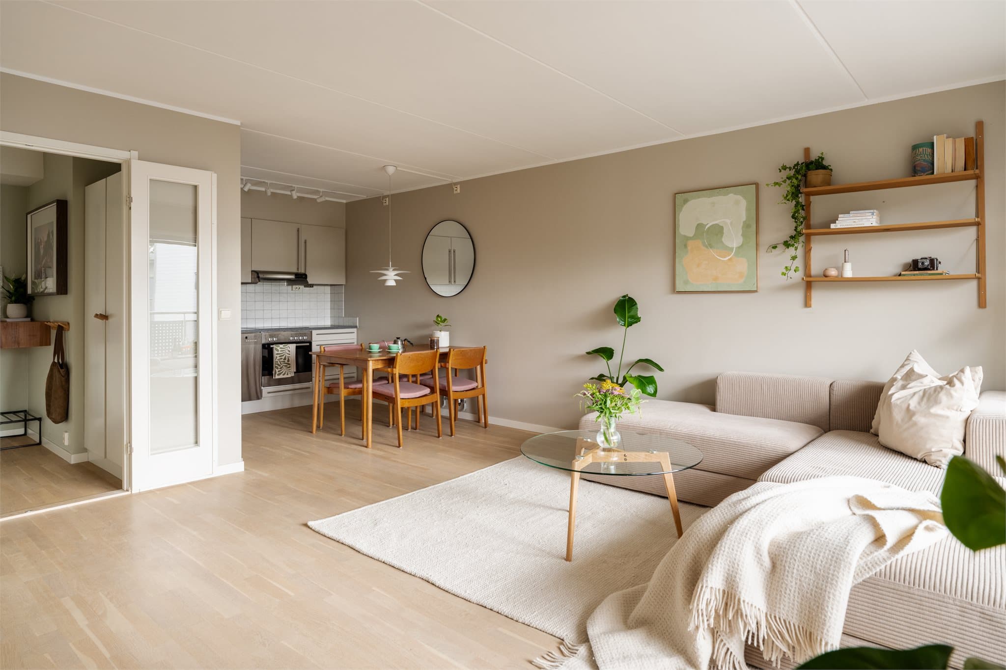 Stuen har god plass til en romslig sofagruppe.