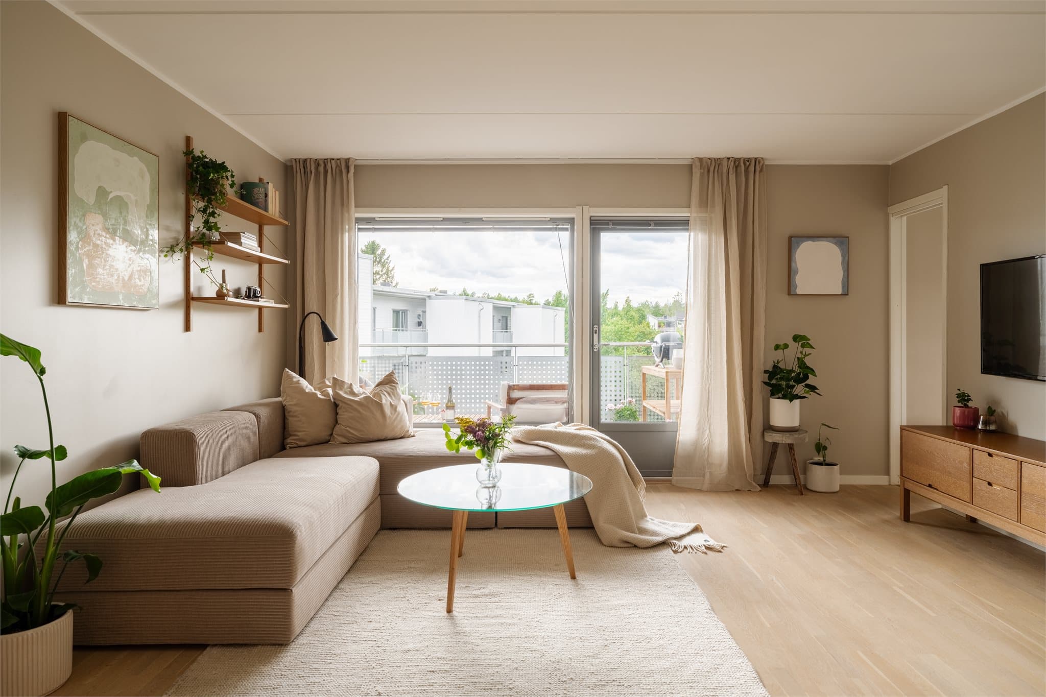 Leiligheten har en åpen og sosial planløsning, med balansert ventilasjon som sikrer et godt inneklima.