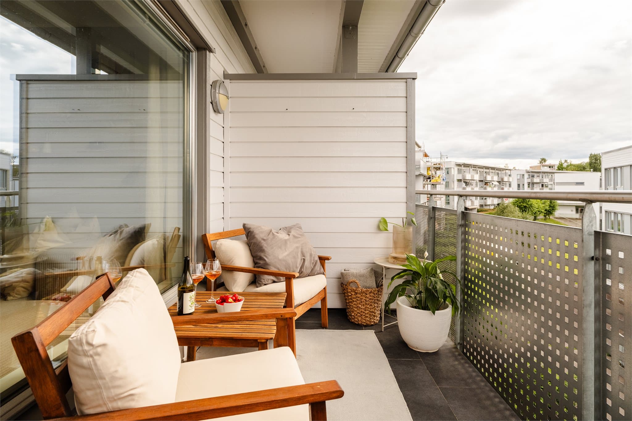 Vestvendt balkong på ca. 6 m² med god plass til en sittegruppe.