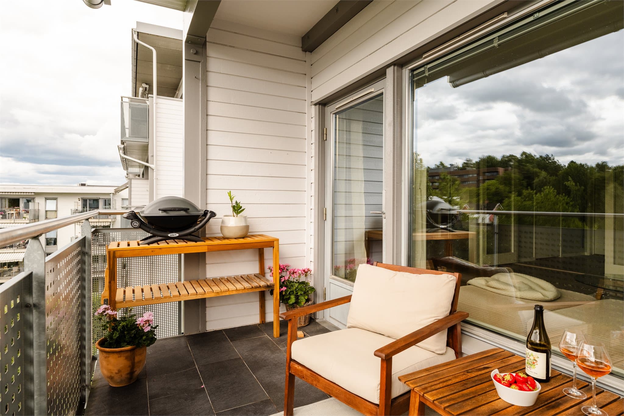 Vinduene har 2-lags glass, som bidrar til god isolasjon.