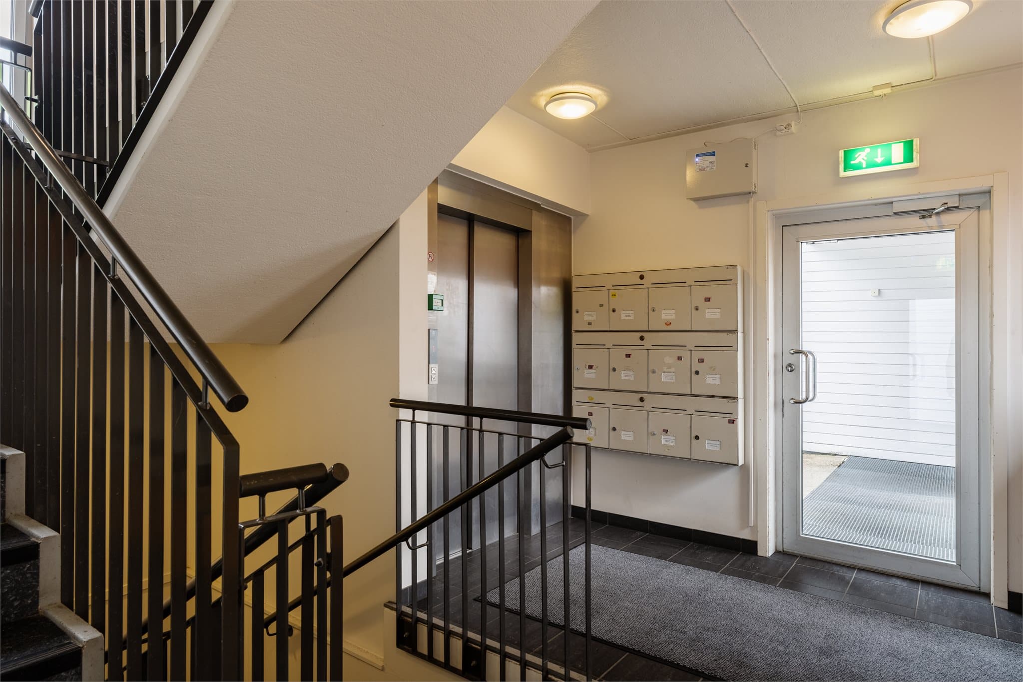 Enkel adkomst til leiligheten og garasjen med heis.