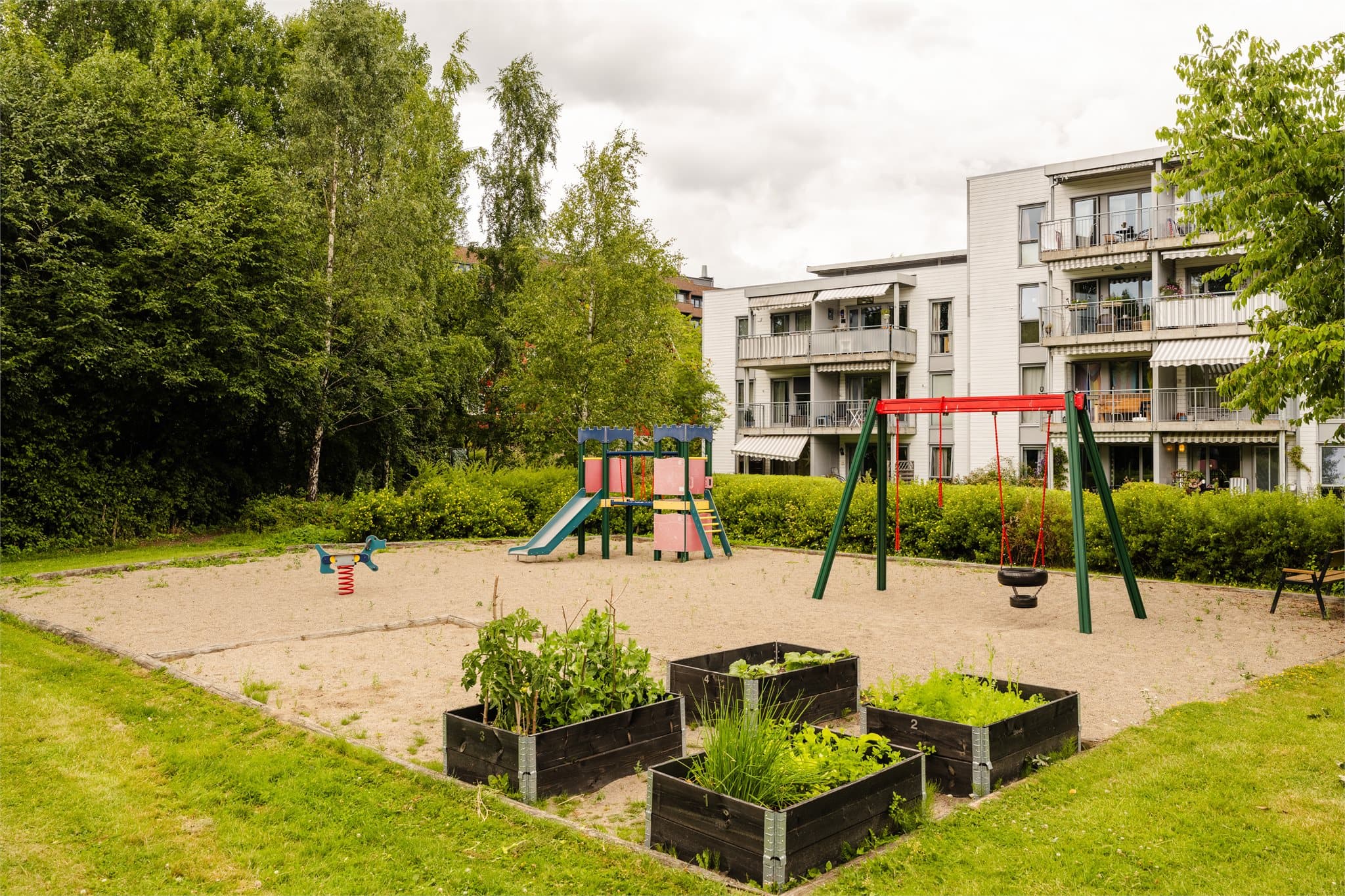 Et barnevennlig område med lekeplass rett utenfor døren.