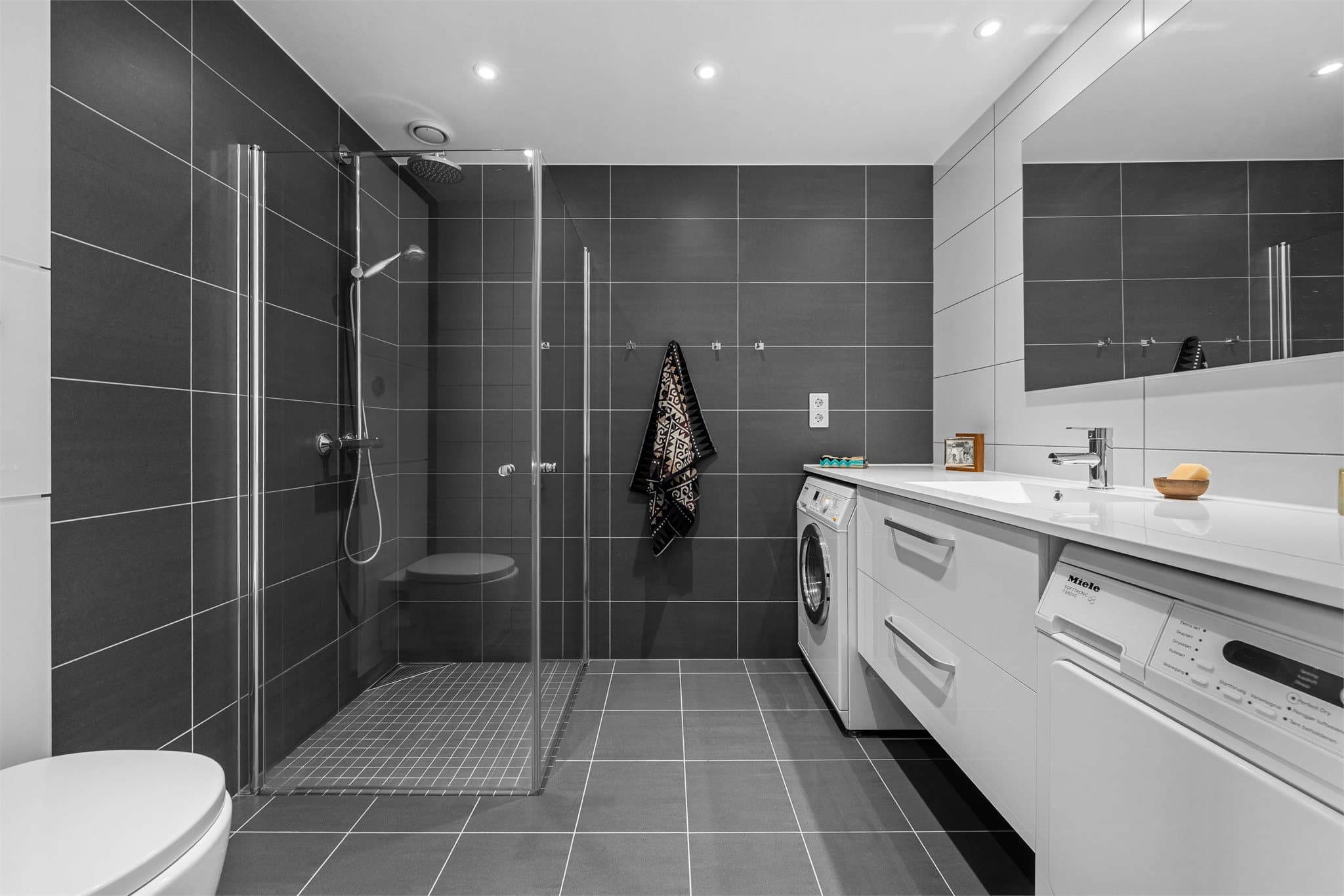 Pent flislagt bad med gulvvarme.