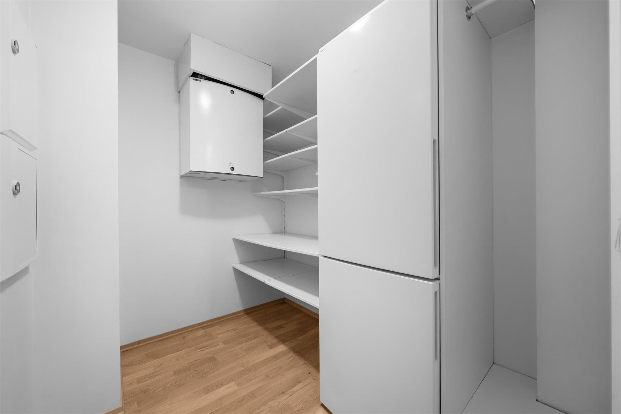 Praktisk bod med hyllesystem. Kjøleskapet medfølger handelen.