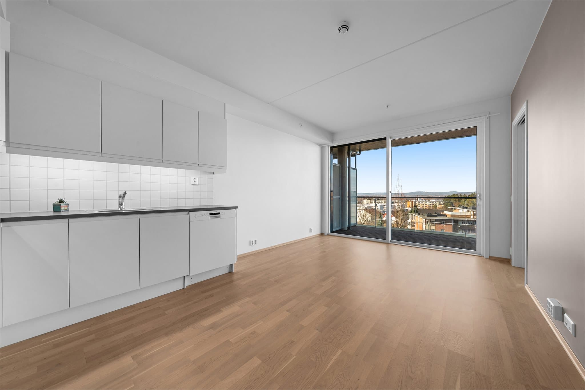 Det er parkett på gulv og malte veggflater.