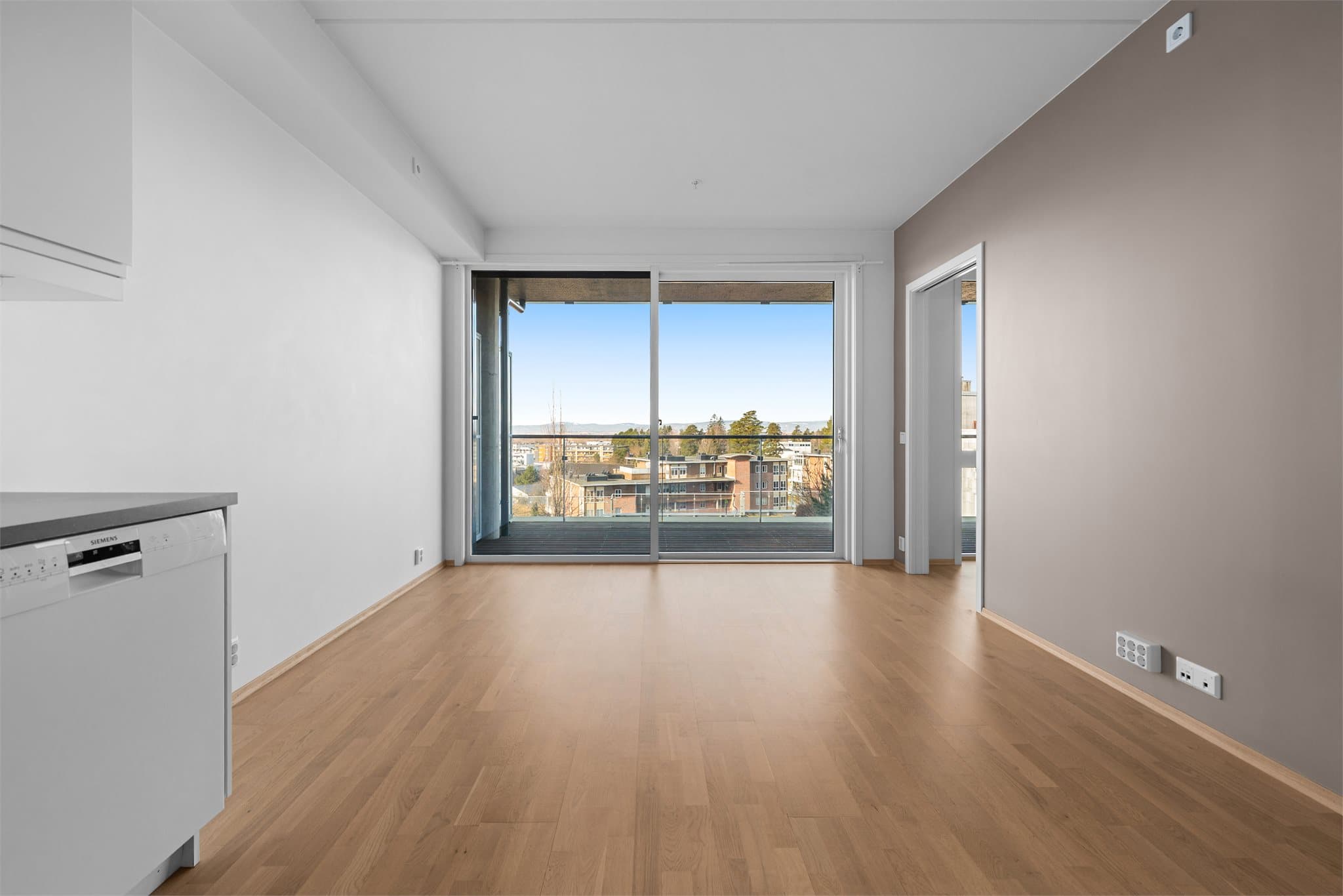 Her har man godt med lysinnslipp og utgang til overbygd balkong.