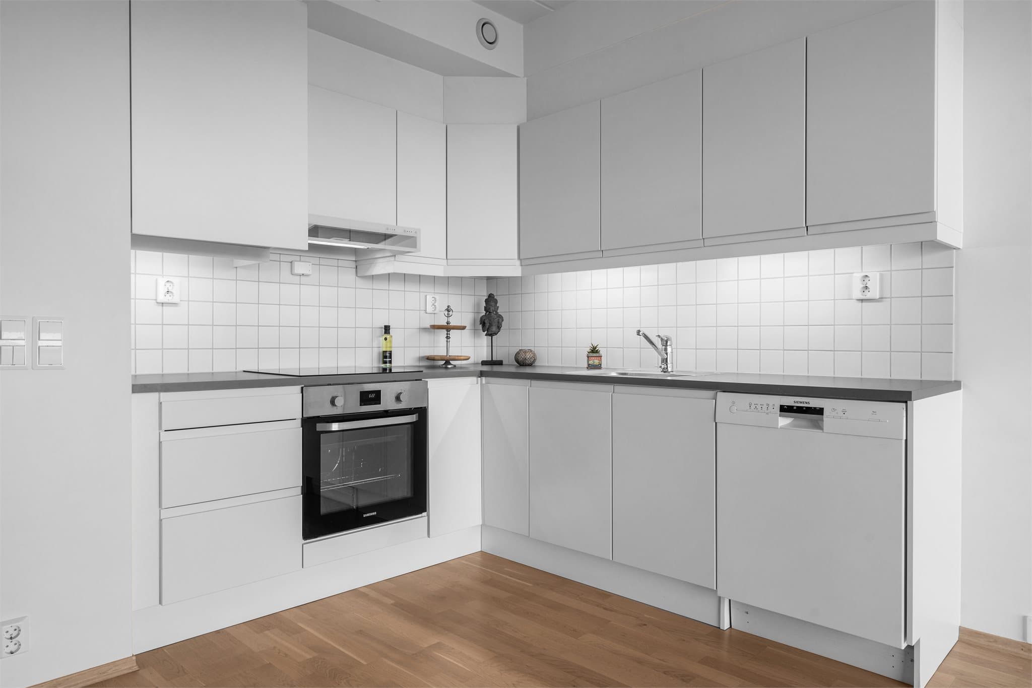 Leiligheten har en åpen kjøkken/stue løsning.