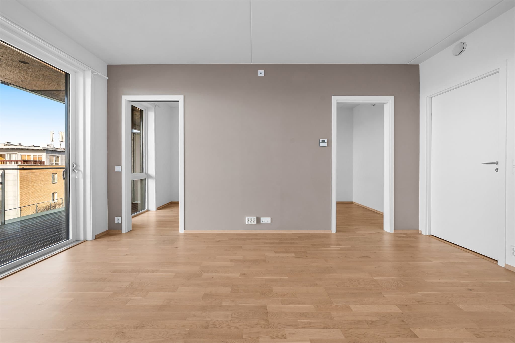 Inn til soverommet har man to skyvedører.