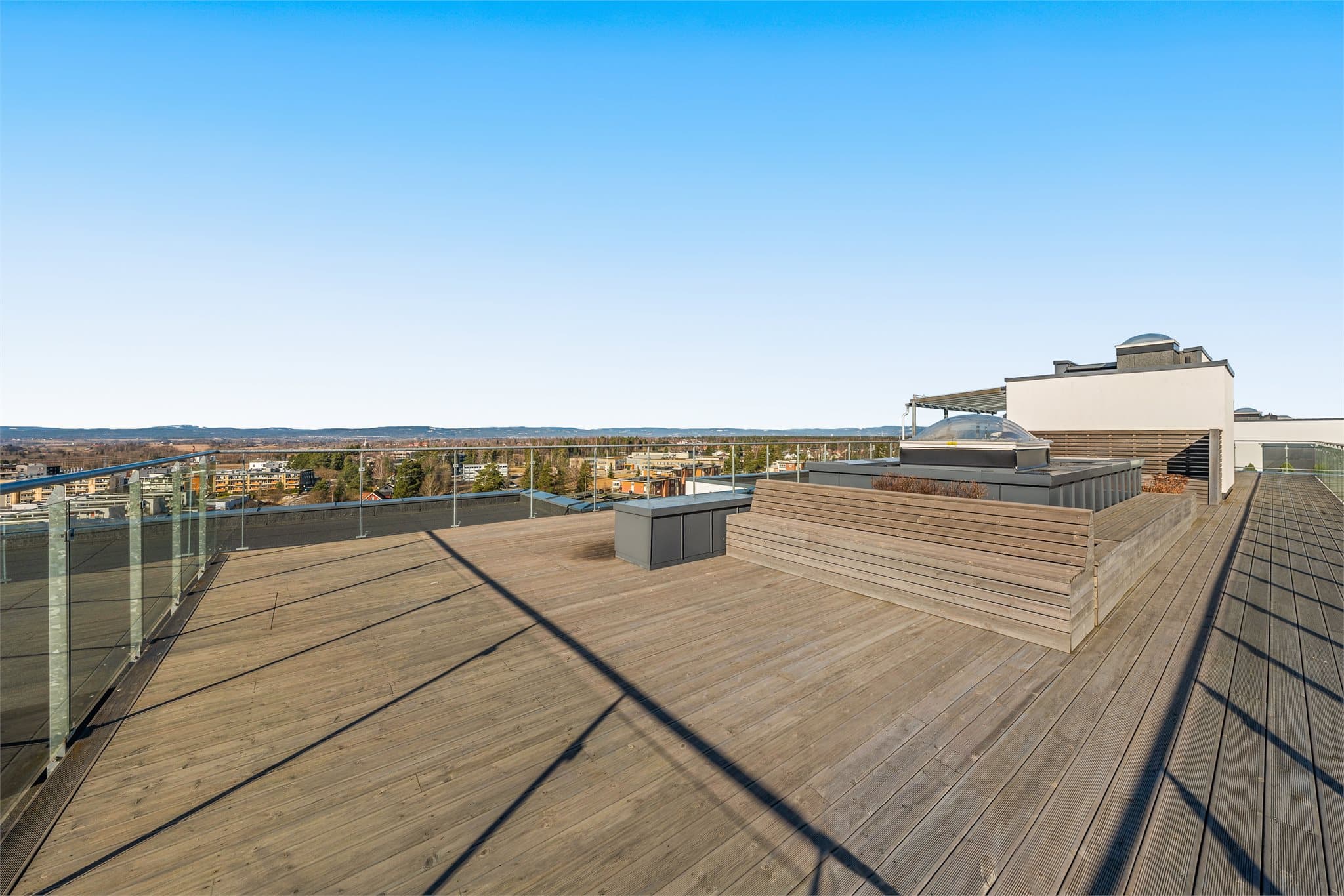 Ved å ta heisen opp til toppetasjen har man tilgang til felles takterrasse.