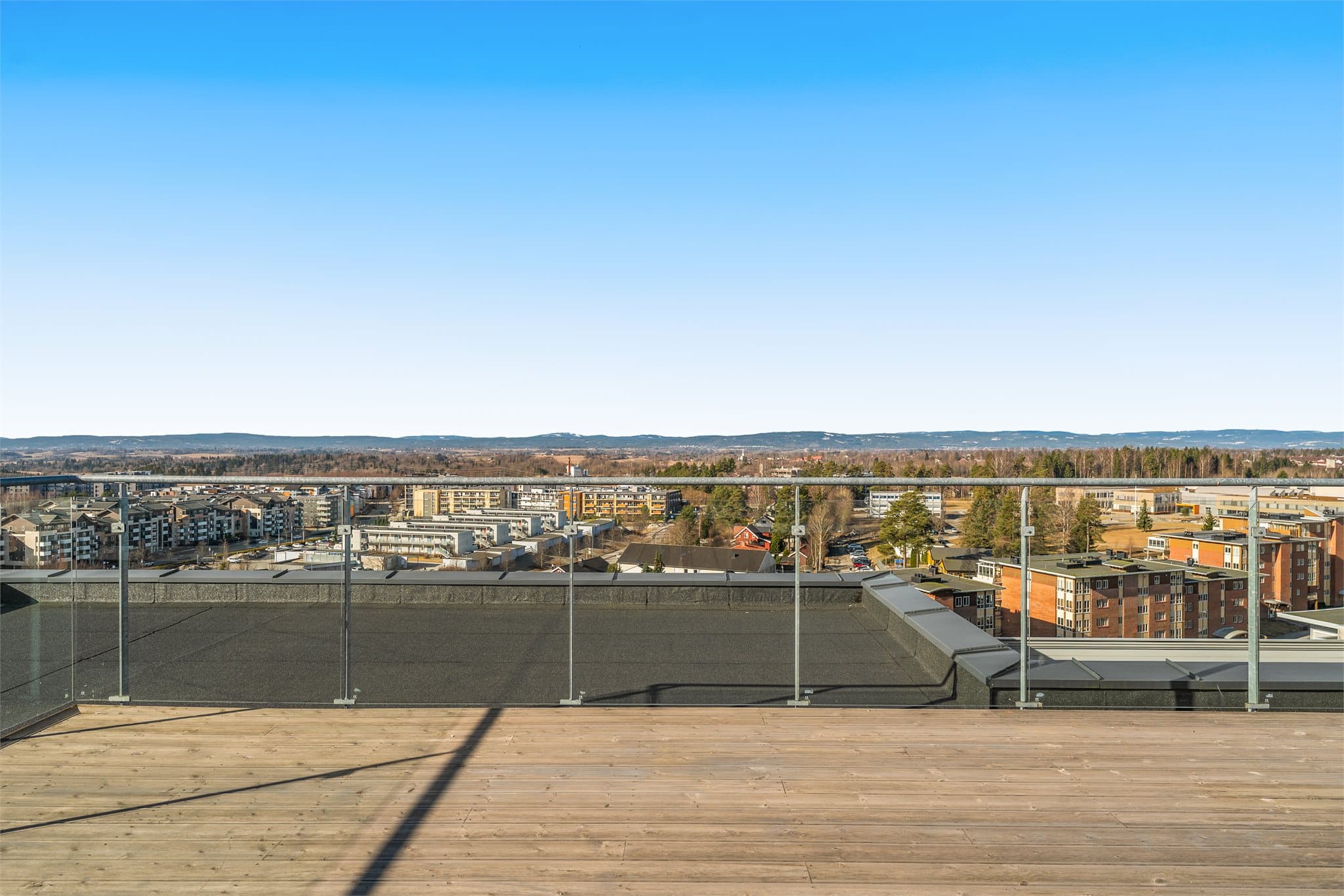 Takterrassen byr på gode solforhold, nydelig utsikt og flere sittegrupper.