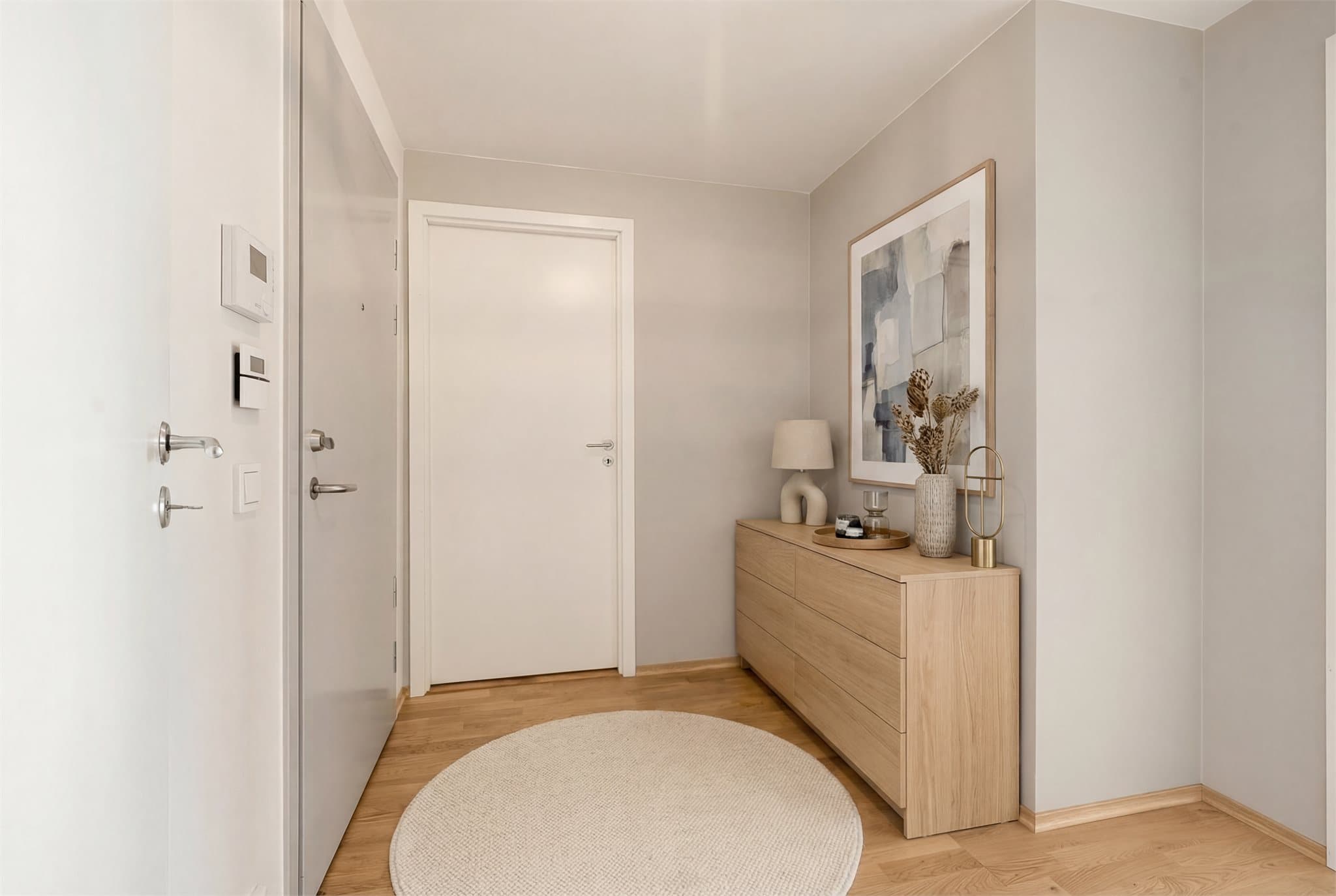 Velkommen inn! Romslig entré med plass til oppbevaringsmøblement. Det er montert calling-anlegg. Digitalt møblert.