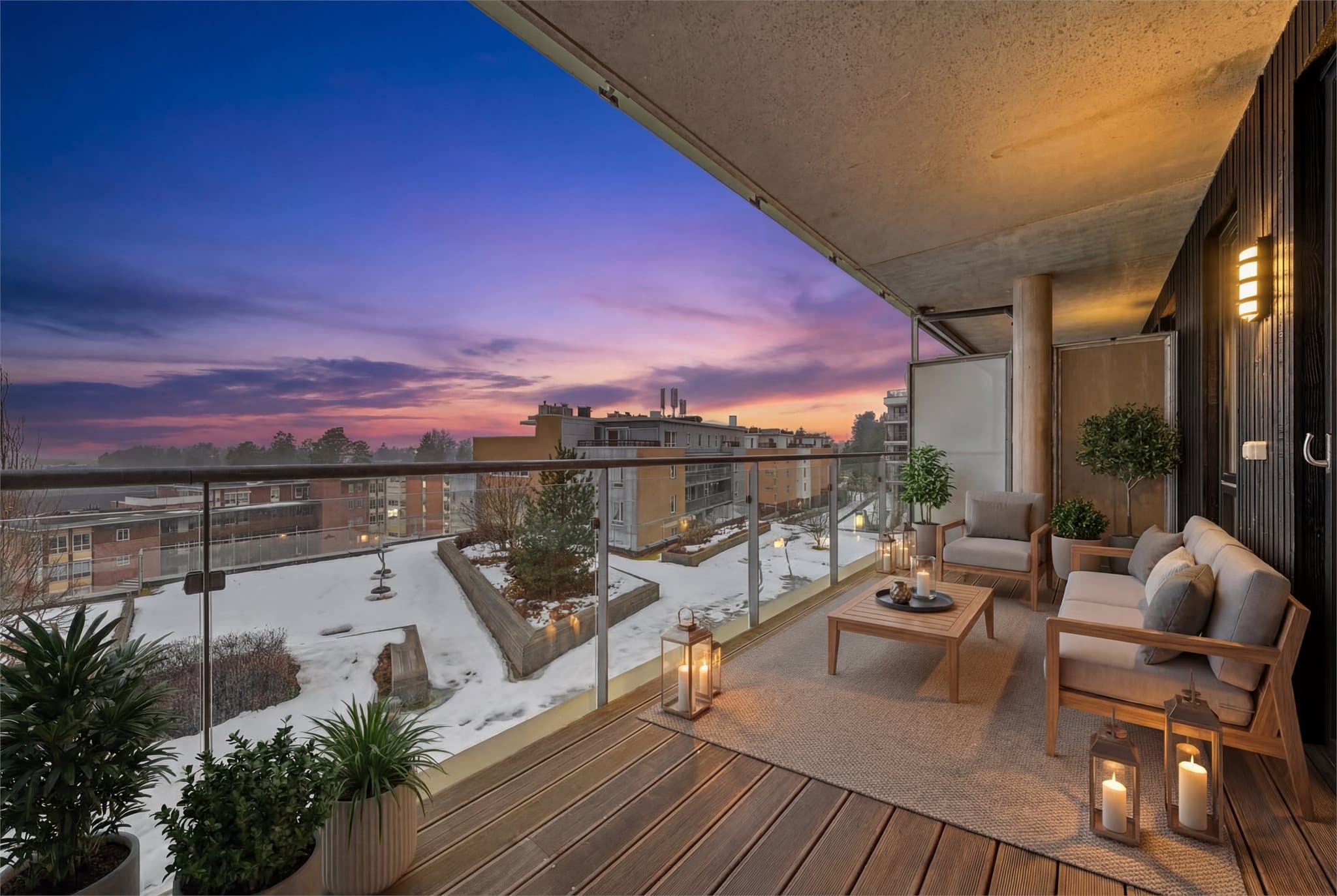 Balkongen er på 13 kvm og har god plass til møblering. Digitalt skumringsbilde av balkong, avvik kan forekomme.