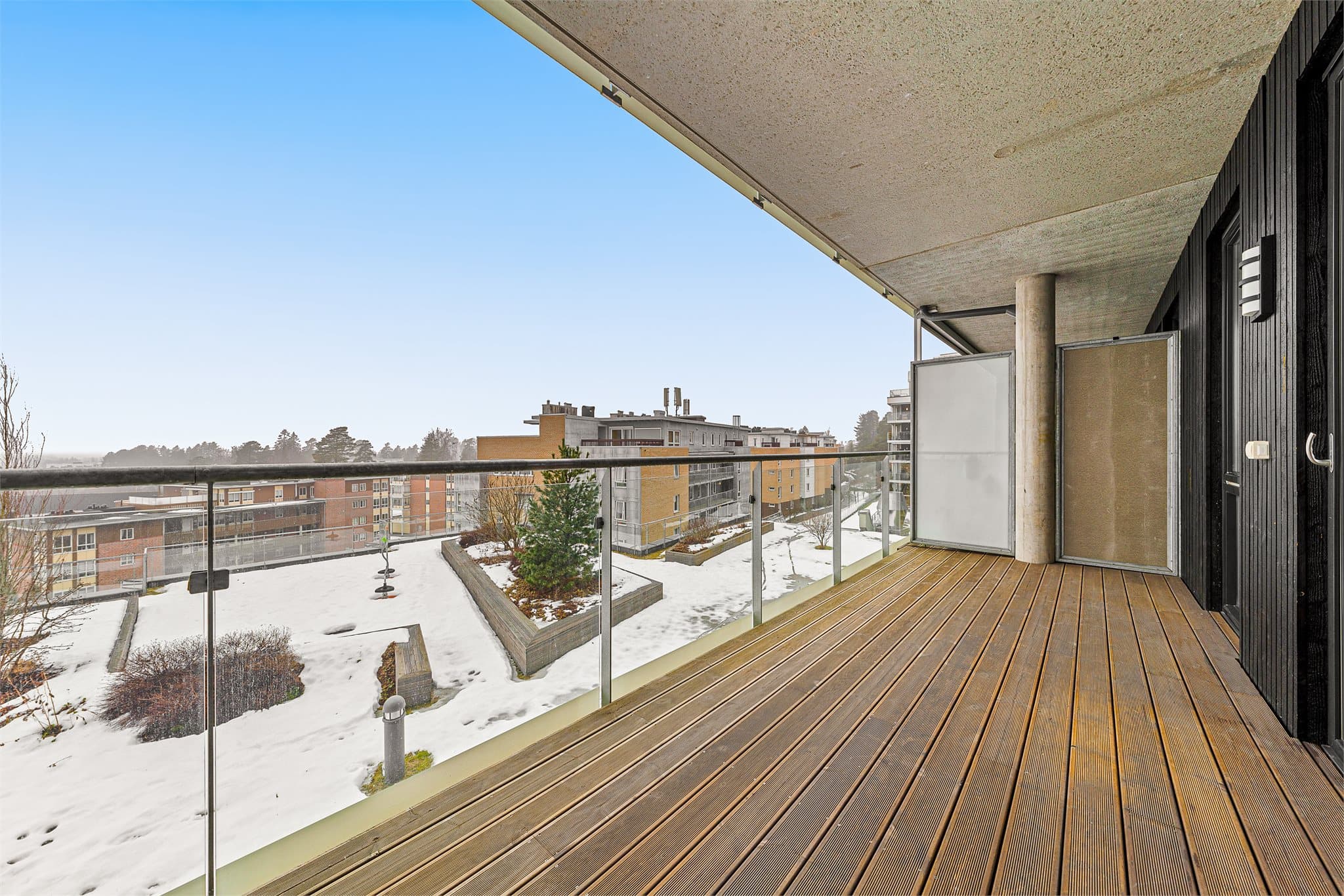 Balkongen har utebelysning og stikkontakt.