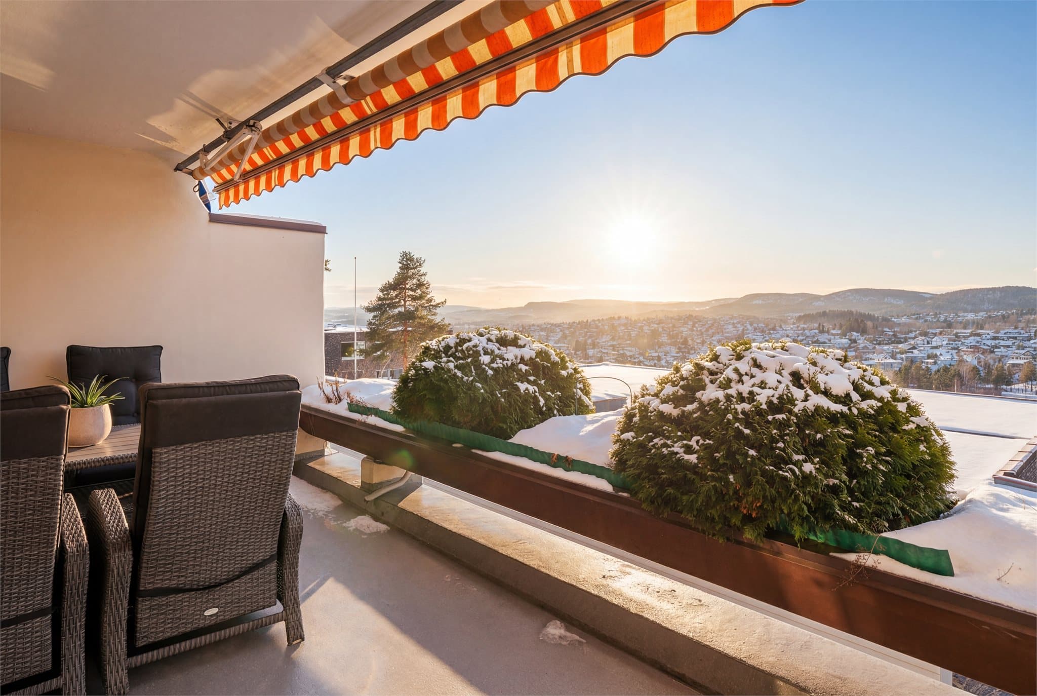 En moderne og gjennomgående 4-roms selveierleilighet som kombinerer eksklusiv stil, solrik balkong og vidstrakt utsikt med fjordgløtt. Garasje med EL.