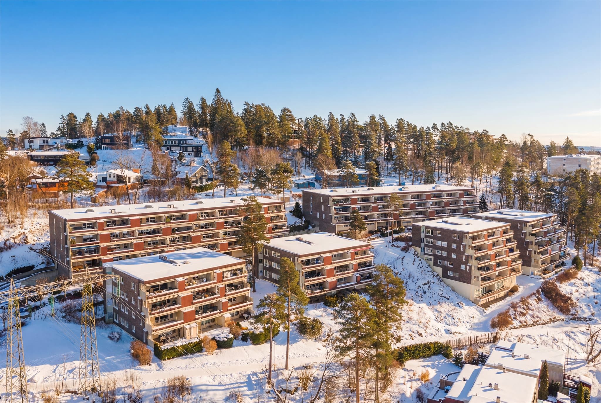 Beliggende i et veletablert og barnevennlig boligområde på Røa.